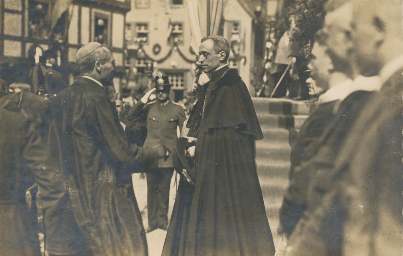 Ankunft von Nuntius Pacelli (r.) und Bischof Klein (l.) vor dem Bischöflichen Palais am Kamp. (Erzbistumsarchiv, S02 - Sammlungen, Fotosammlung, Album Uhle)