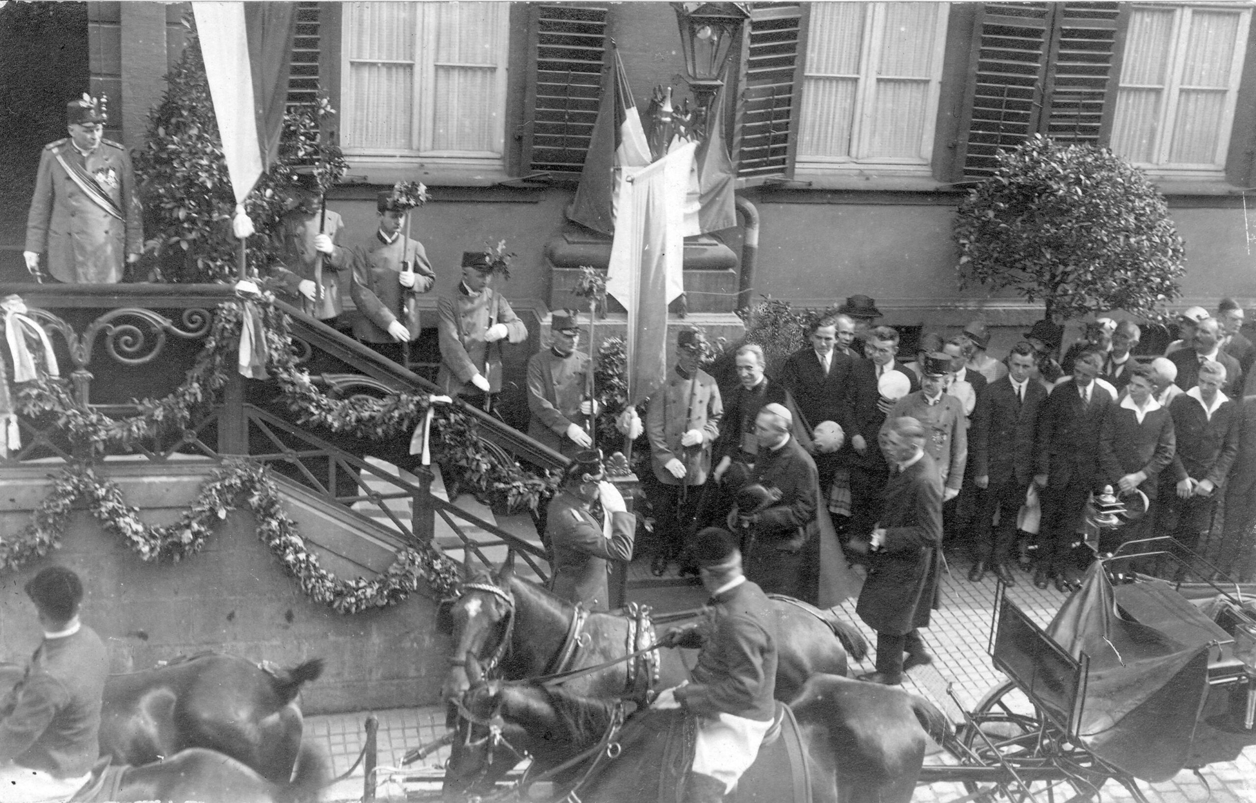 Die Kutsche mit Nuntius Pacelli und Bischof Klein passiert den Kump vor dem Rathaus in Richtung Kamp. (Erzbistumsarchiv Paderborn, C034 - Akten Metropolitankapitel 1945-1981, Nr. 18,2)