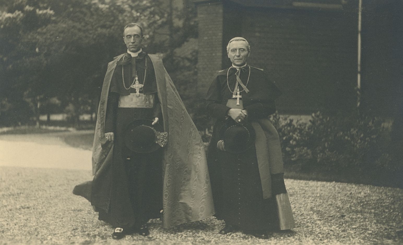 Nuntius Pacelli (l.) und Bischof Klein (r.) nehmen für das Foto Aufstellung vor der Kirche des Leokonvikts. (Erzbistumsarchiv Paderborn, C034 - Akten Metropolitankapitel 1945-1981, Nr. 18,1)