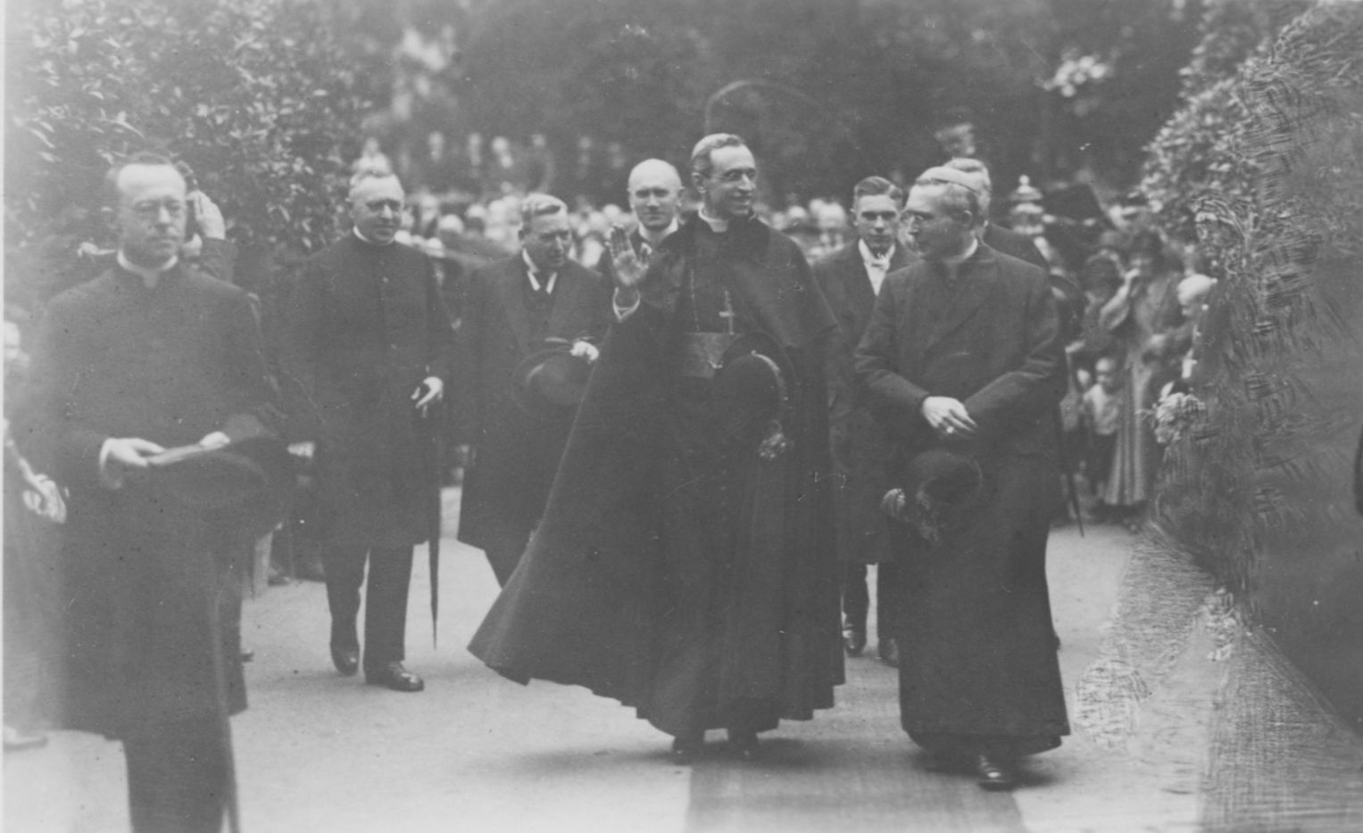 Bischof Klein (r.) und sein Sekretär Peter Emil Boeddicker (2. v. l.) begleiten Nuntius Pacelli (m.) und den Berliner Nuntiaturrat Luigi Centoz (l.) am Liborimontag 1926 zum Bahnhof. Links unmittelbar hinter dem Nuntius folgt Stadtbaurat Paul Michels. Am rechten Bildrand wurde schon in der Entstehungszeit des Fotos der Bahnhofsvorsteher wegretuschiert. (Erzbistumsarchiv Paderborn, C034 - Akten Metropolitankapitel 1945-1981, Nr. 18,5)