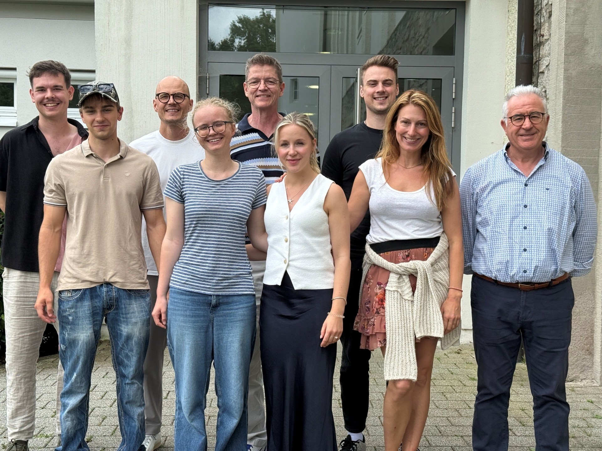 Schulleiter Antonio Burgos (rechts außen) und Medien-Koordinator Severin Girolstein (hintere Reihe, 3. von links) begrüßten das Team der Konrad-Adenauer-Stiftung am St. Xaver.