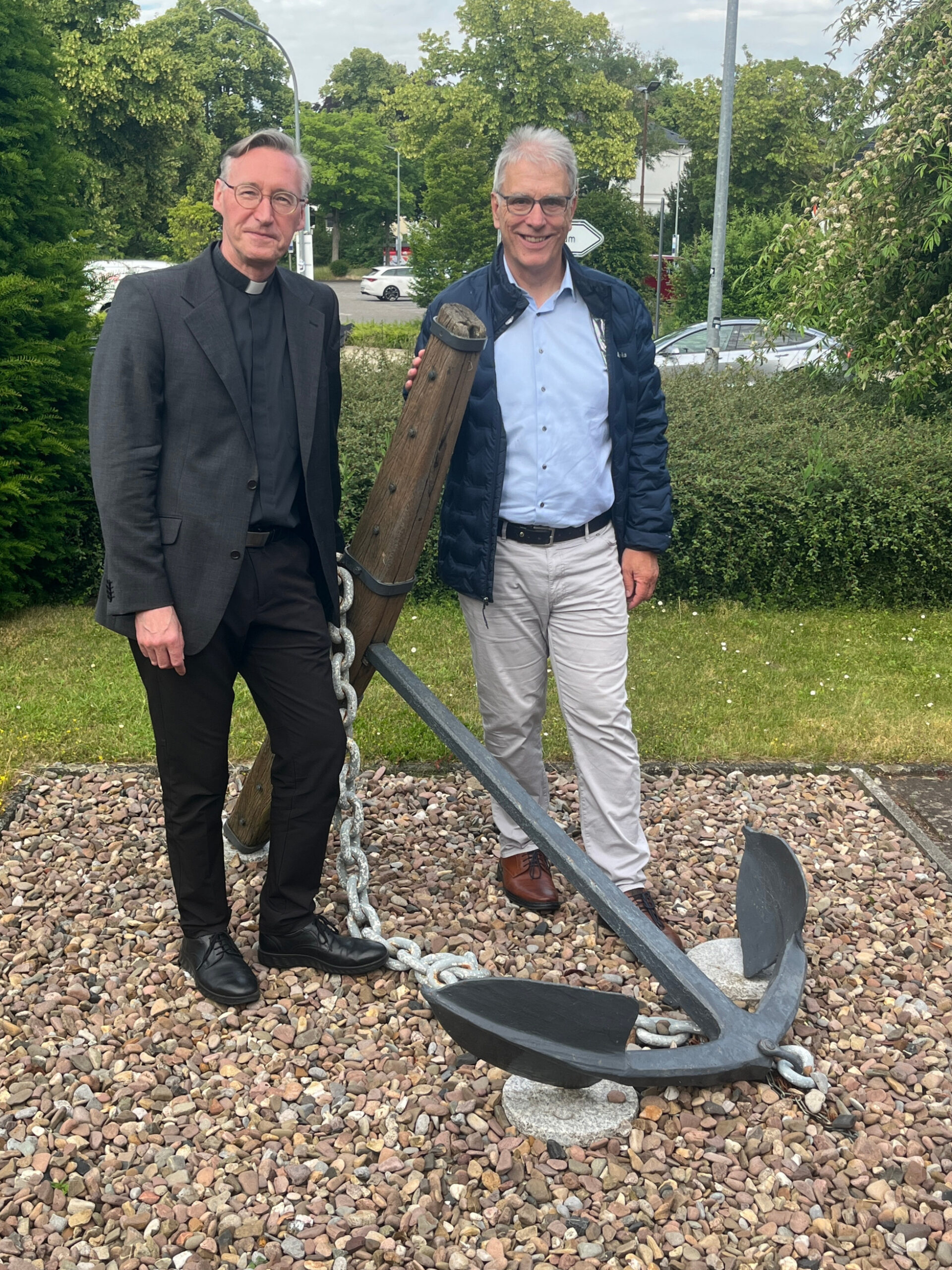 Dechant Gerald Haringhaus gratuliert Matthias Urner zur einstimmigen Wahl ins Diözesankomitee des Erzbistums Paderborn und wünscht ihm für sein neues Amt viel Erfolg und Gottes Segen.