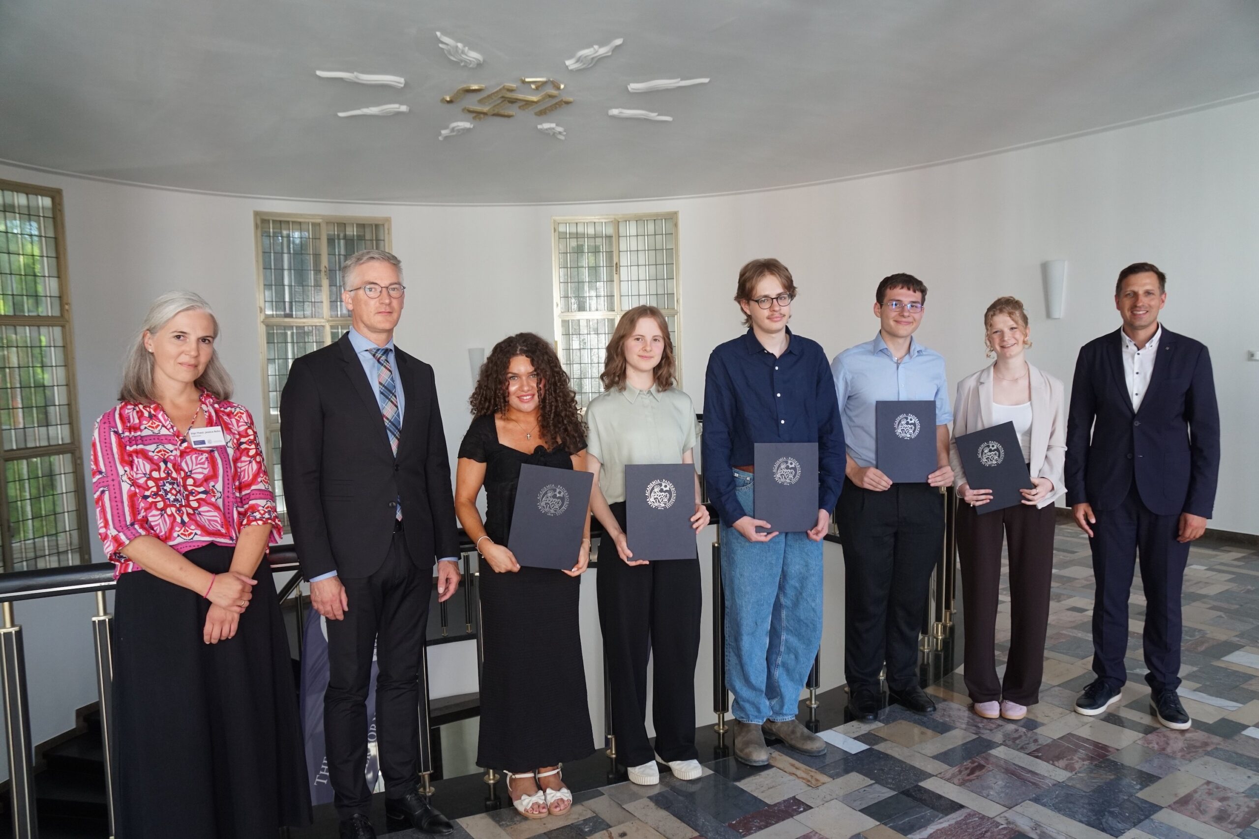 Glückliche Gesichter bei der Verleihung der Facharbeitspreise 2026 (v.l.n.r.): Dipl.-Theol. Jessica Bohn, Referentin im Referat Kooperation & Forschung, Prof. Dr. Stephan Wahle, Prorektor der Theologischen Fakultät Paderborn und Lehrstuhlinhaber für Liturgiewissenschaft, Josephine Lerni vom Herder-Gymnasium Minden, Sarah Freckmann vom Gymnasium St. Michael Paderborn, Matthias Bujtor vom Beethoven-Gymnasium Bonn, Nathanael Mittag vom Gymnasium Horn-Bad Meinberg, Corinna Zilles vom Pelizaeus-Gymnasium Paderborn und Dr. Dennis Lewandowski, Leiter der Abteilung Religionspädagogik im Erzbischöflichen Generalvikariat Paderborn.