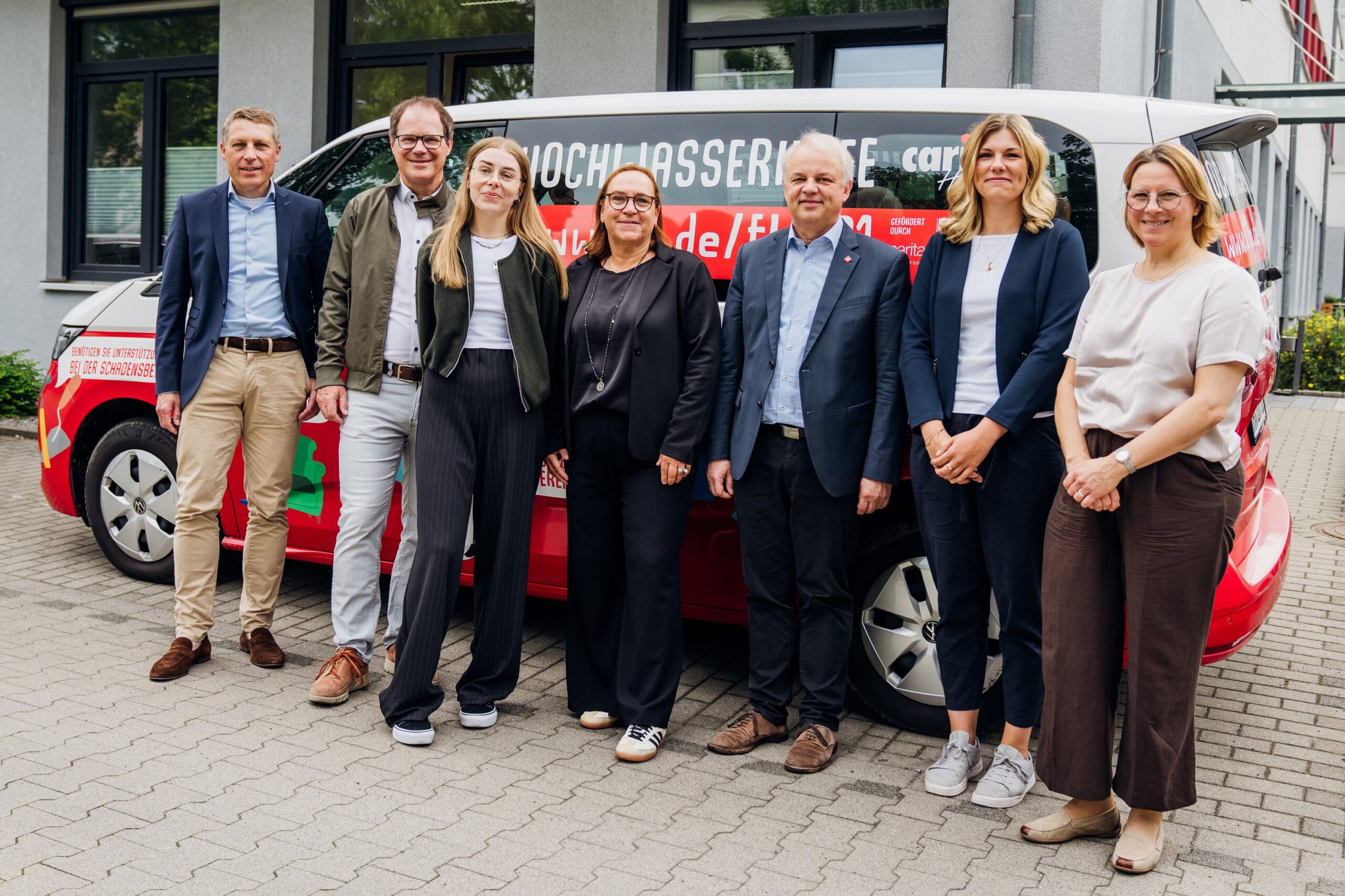 Dr. Oliver Müller zu Besuch in Hagen. V.l.n.r. Rolf Niewöhner, Vorstand CV Hagen, Dr. Oliver Müller, Vorstand Deutscher Caritasverband, Annika Schemper, Fachdienst für Integration und Migration CV Hagen, Angela Rzoska, Hochwasserhilfe CV Hagen, Torsten Gunnemann, Vorstand CV Hagen, Miriam Paulat, Hochwasserhilfe CV Hagen, Nicole Grenz, Fluthilfe Diözesan-Caritasverband Paderborn.