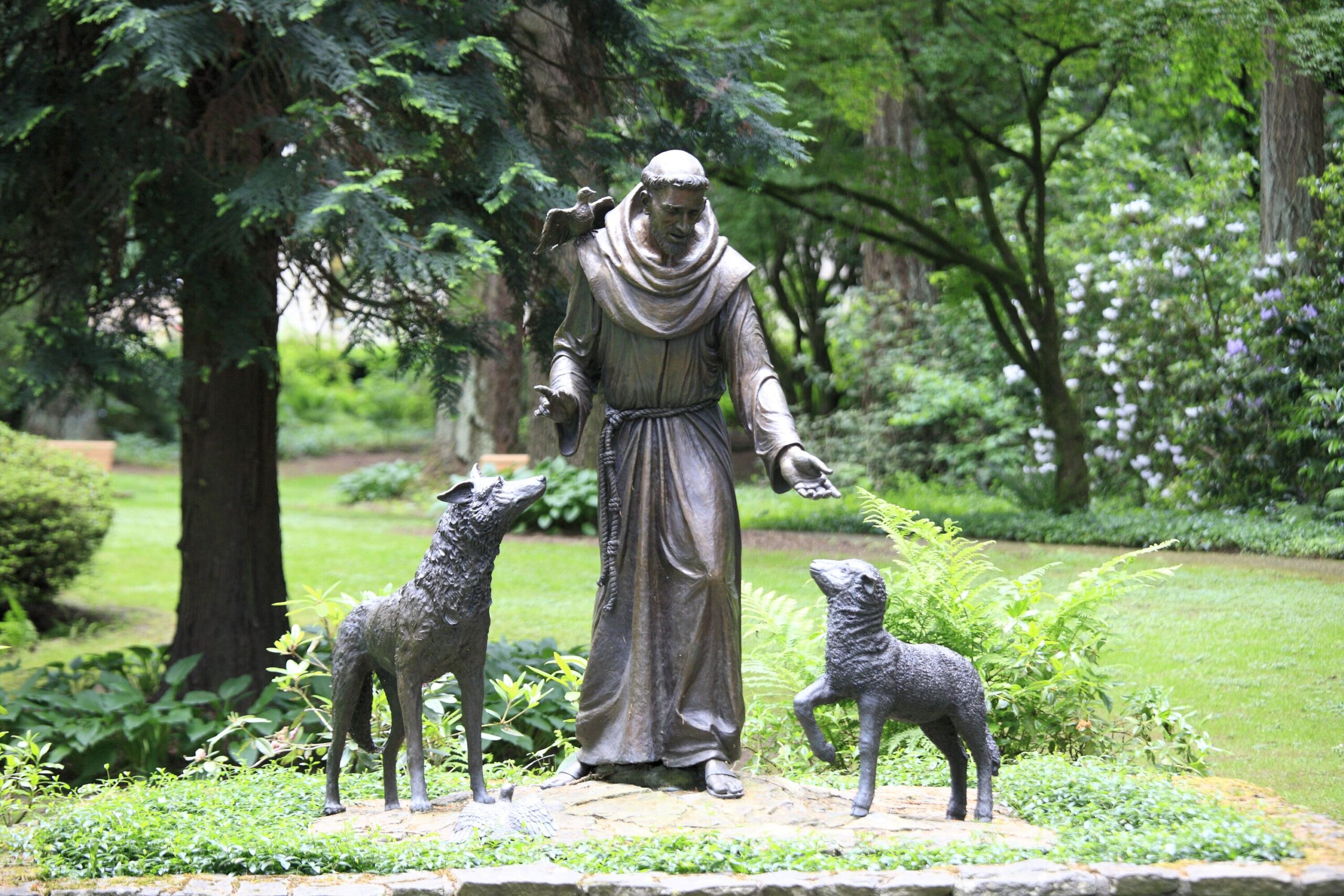 Statue des Hl. Franziskus mit Wolf und Lamm