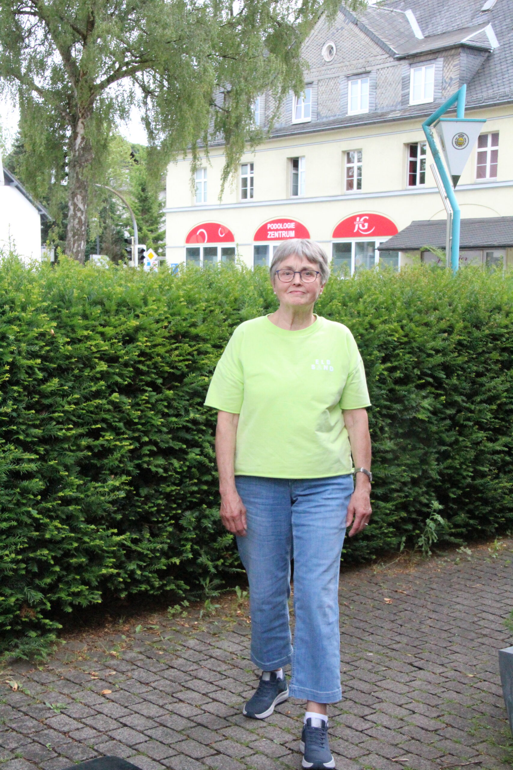 Elisabeth Wächter geht durch einen Biergarten in ihrer Heimat