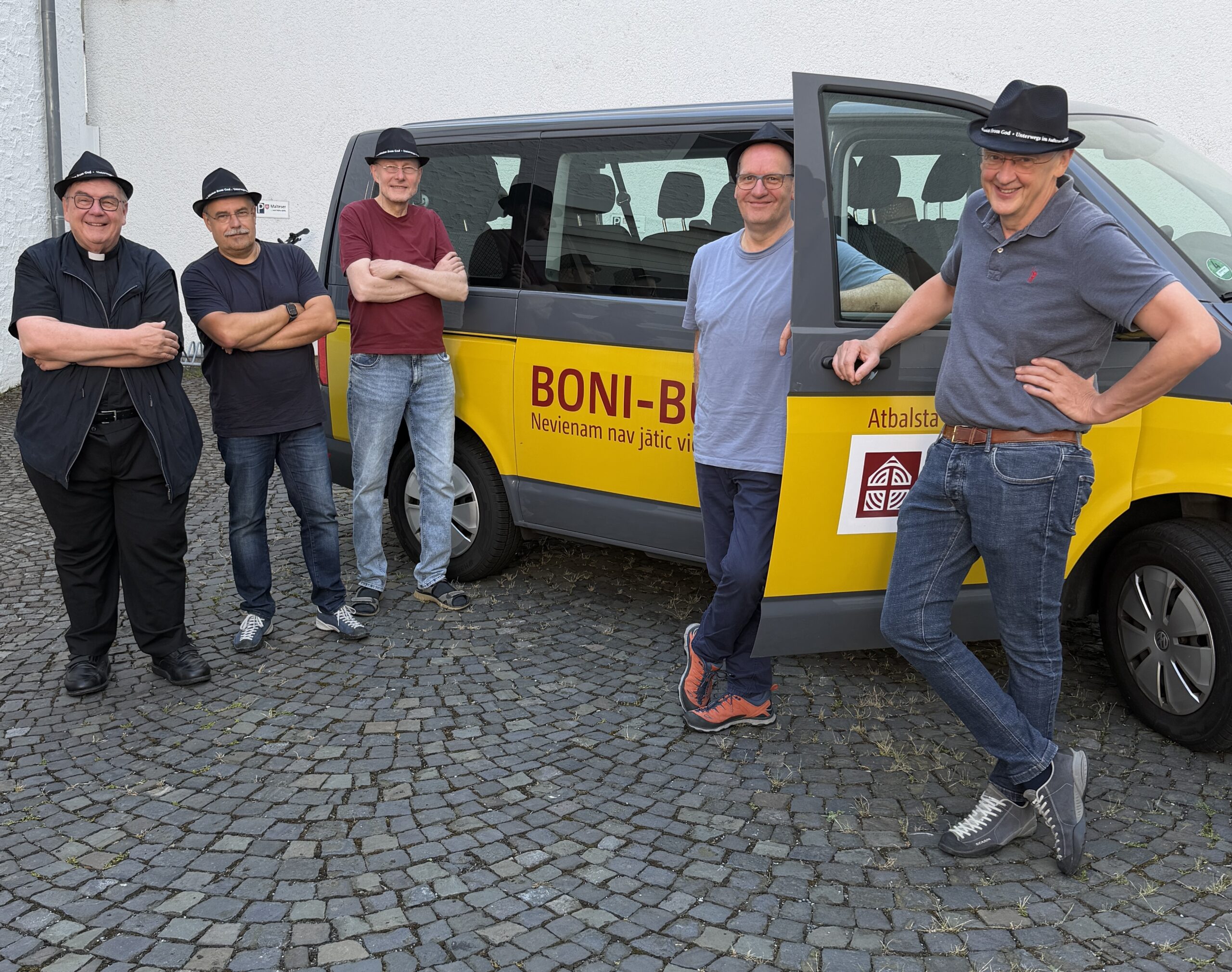 Die BONI-Brothers mit dem BONI-Bus auf Lettland-Tour: Monsignore Georg Austen, Wolfgang Gelhard, Mathias Günter, Matthias Schmidt und Dr. Detlef Drüppel (von links).