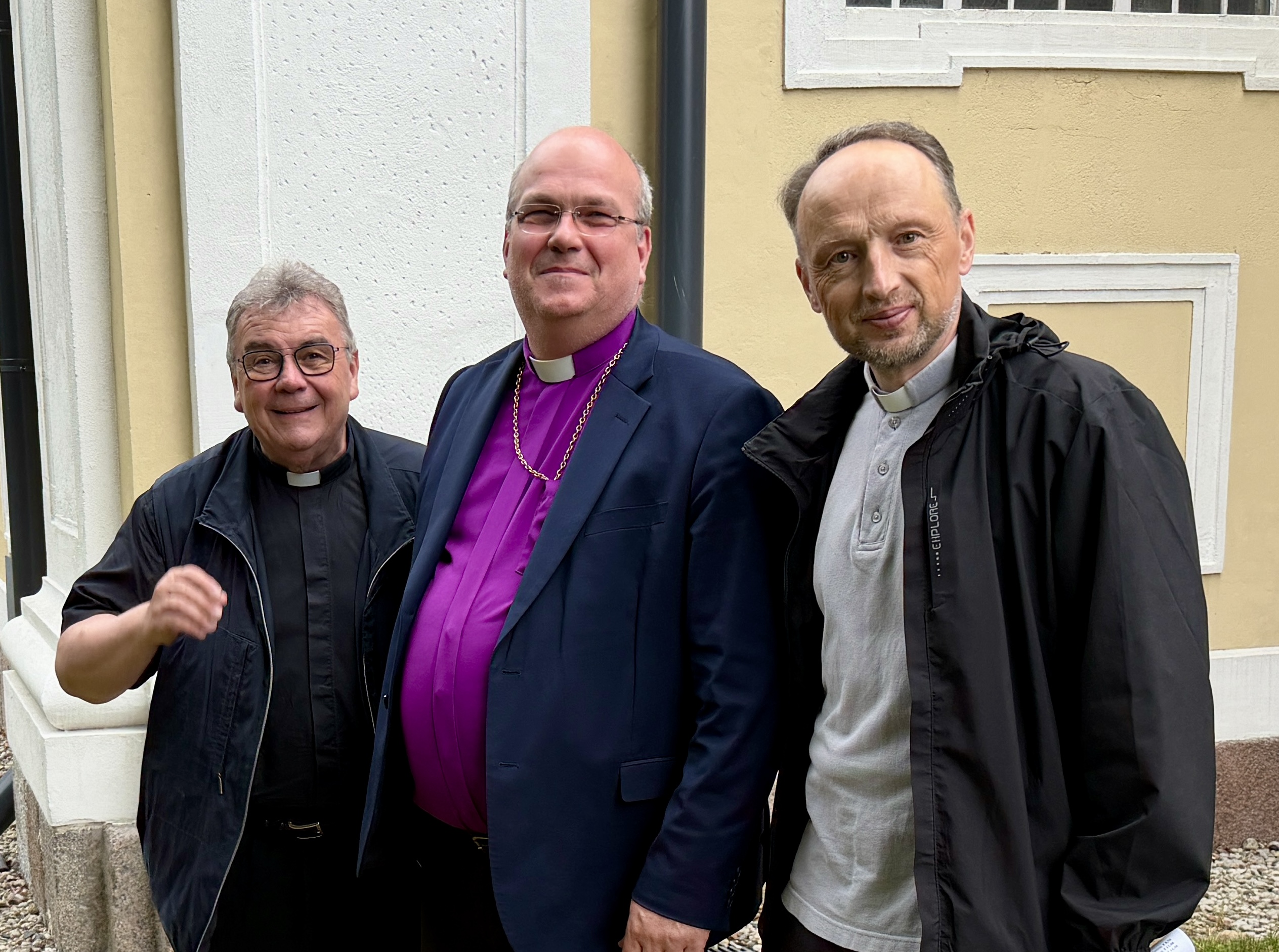 Bonifatiuswerk-Generalsekretär Monsignore Georg Austen (li.) und Bischof Viktors Stulpins (Liepāja, re.) unterstrichen bei einem Treffen mit Hanss Martins Jensons, evangelisch-lutherischer Bischof von Liepāja, die Bedeutung der Ökumene.