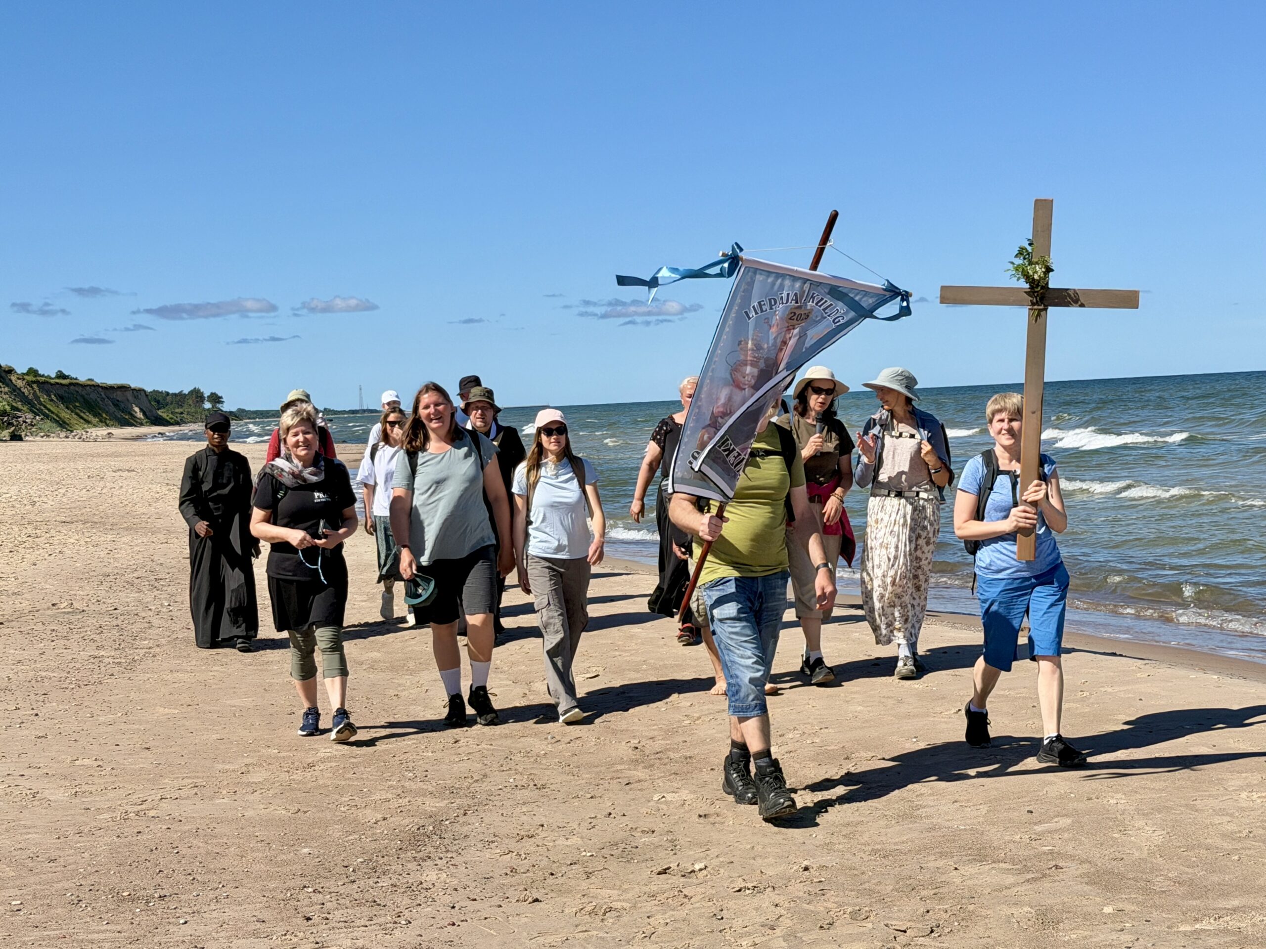 Die Delegation aus Paderborn wurde am Strand von Liepāja von einer Pilgergruppe empfangen, die vom Bonifatiuswerk gefördert wird.