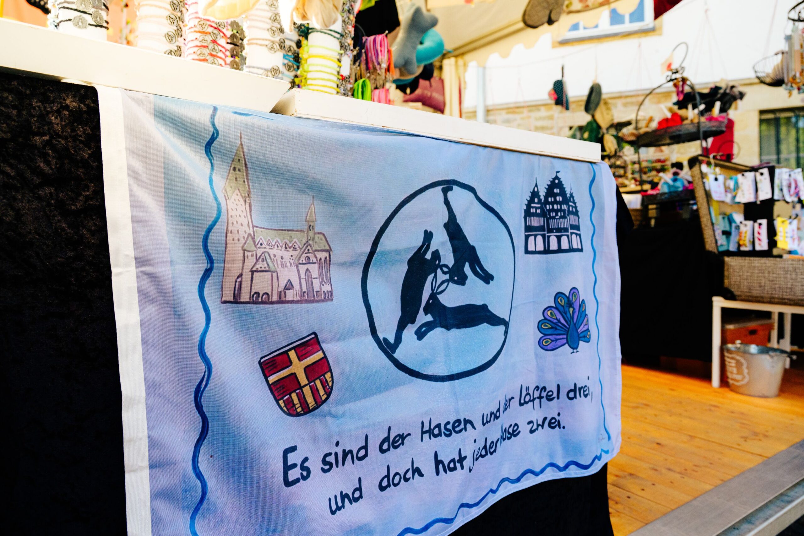 Plakat "Drei Hasen sind's" auf dem Pottmarkt