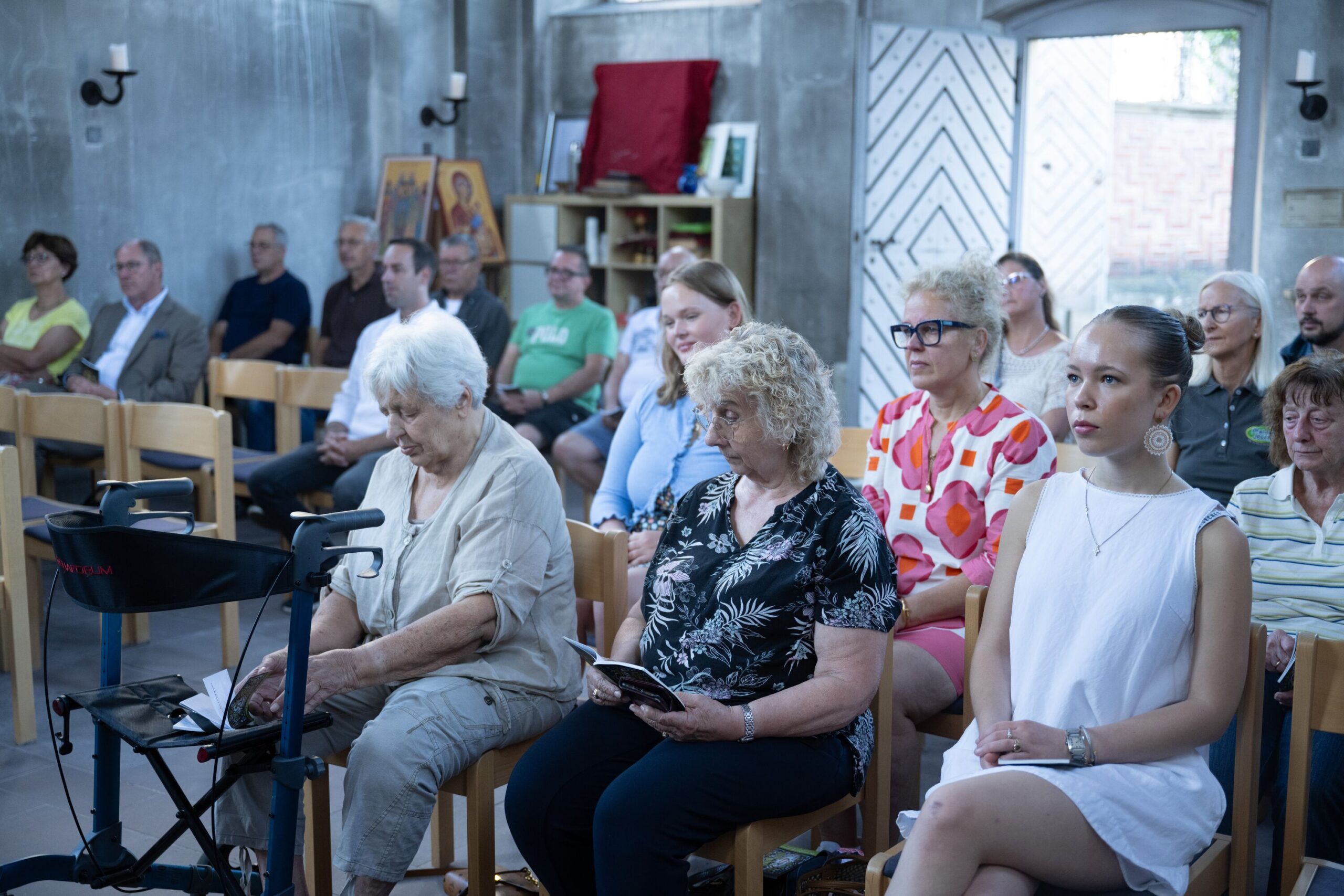Gottesdienst der Marktbeschicker - Besucher sitzen in der Kapelle