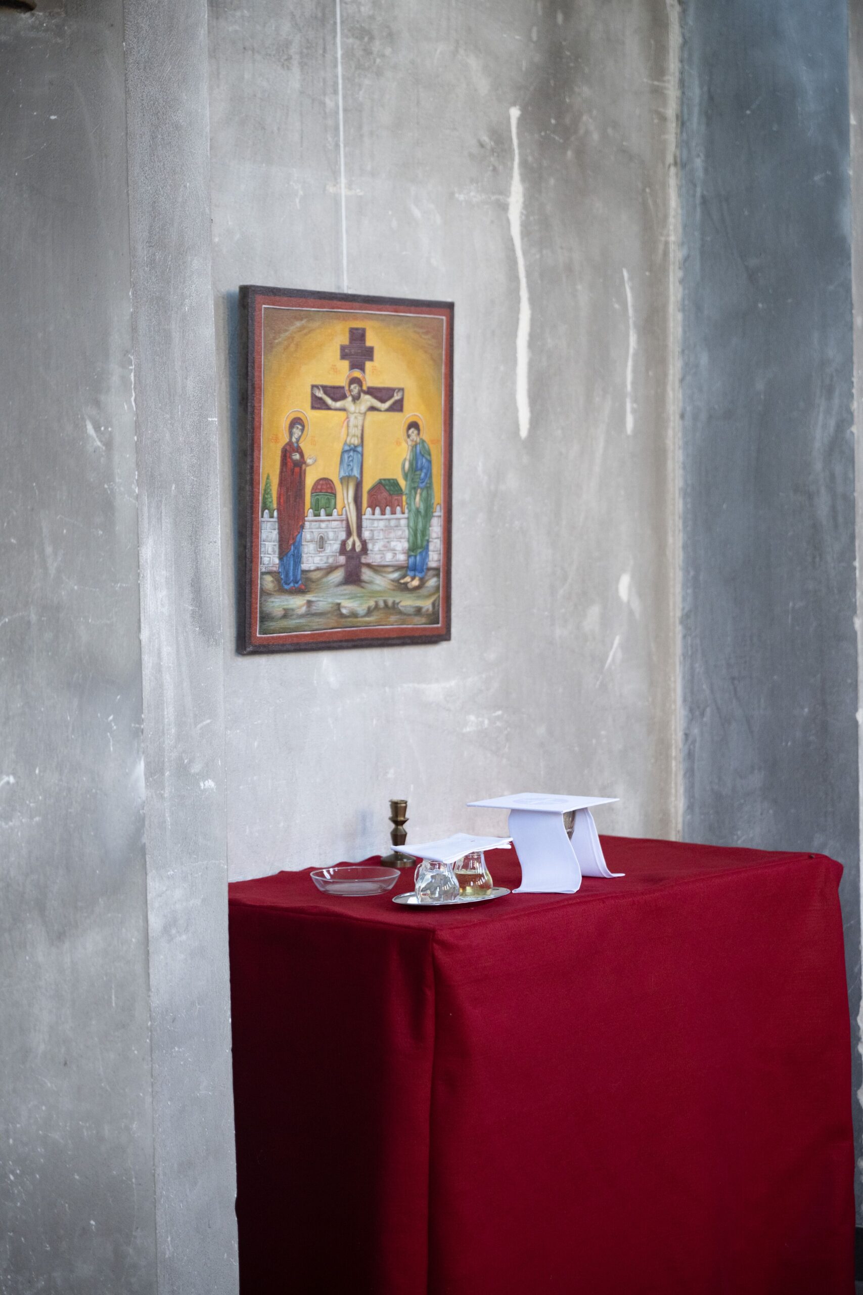 Tisch mit Wein und Brot für Gabenbereitung