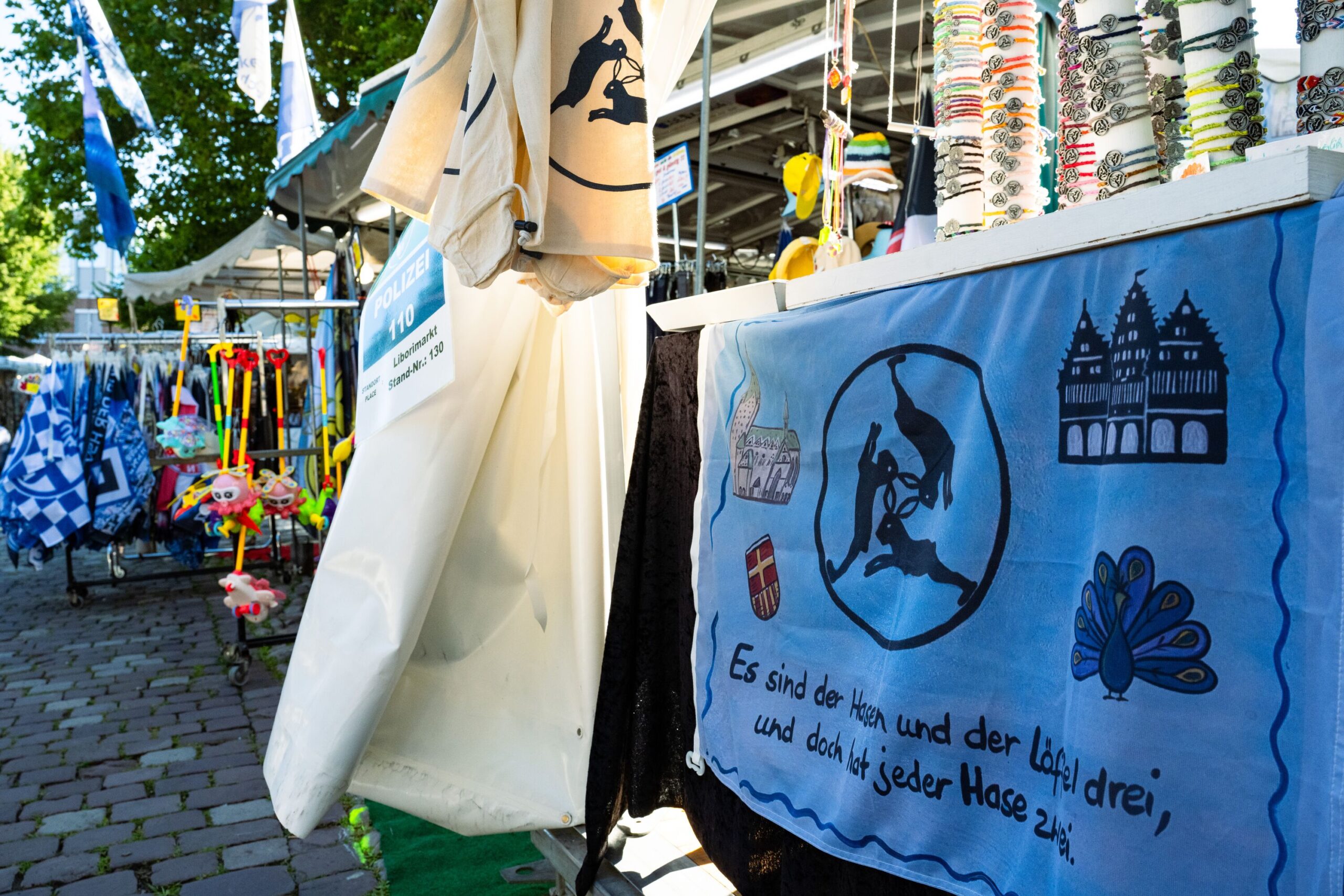 Plakat "Drei Hasen sind's" auf dem Pottmarkt