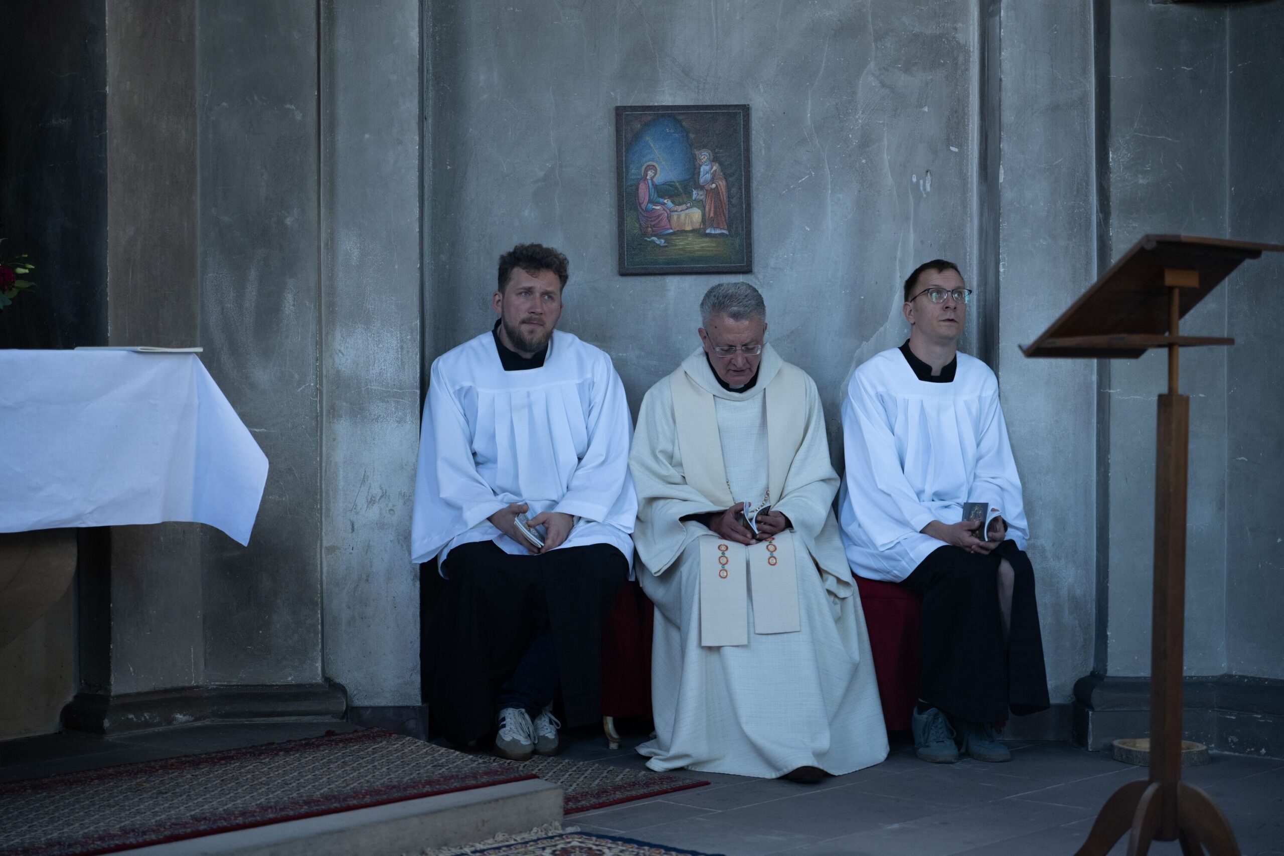 Dompropst Göbel und Ministranten in der Alexiuskapelle
