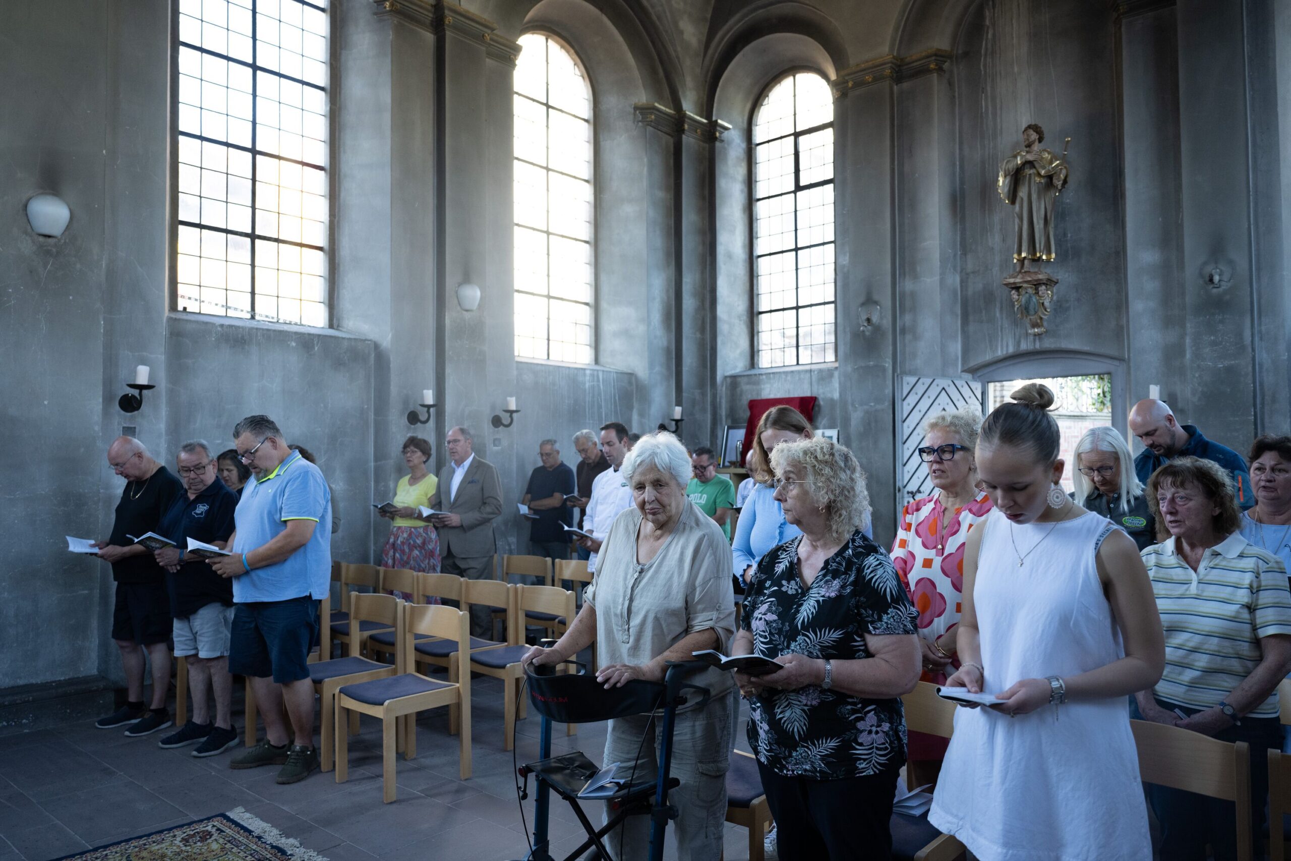 Gottesdienst der Marktbeschicker - Besucher sitzen in der Kapelle