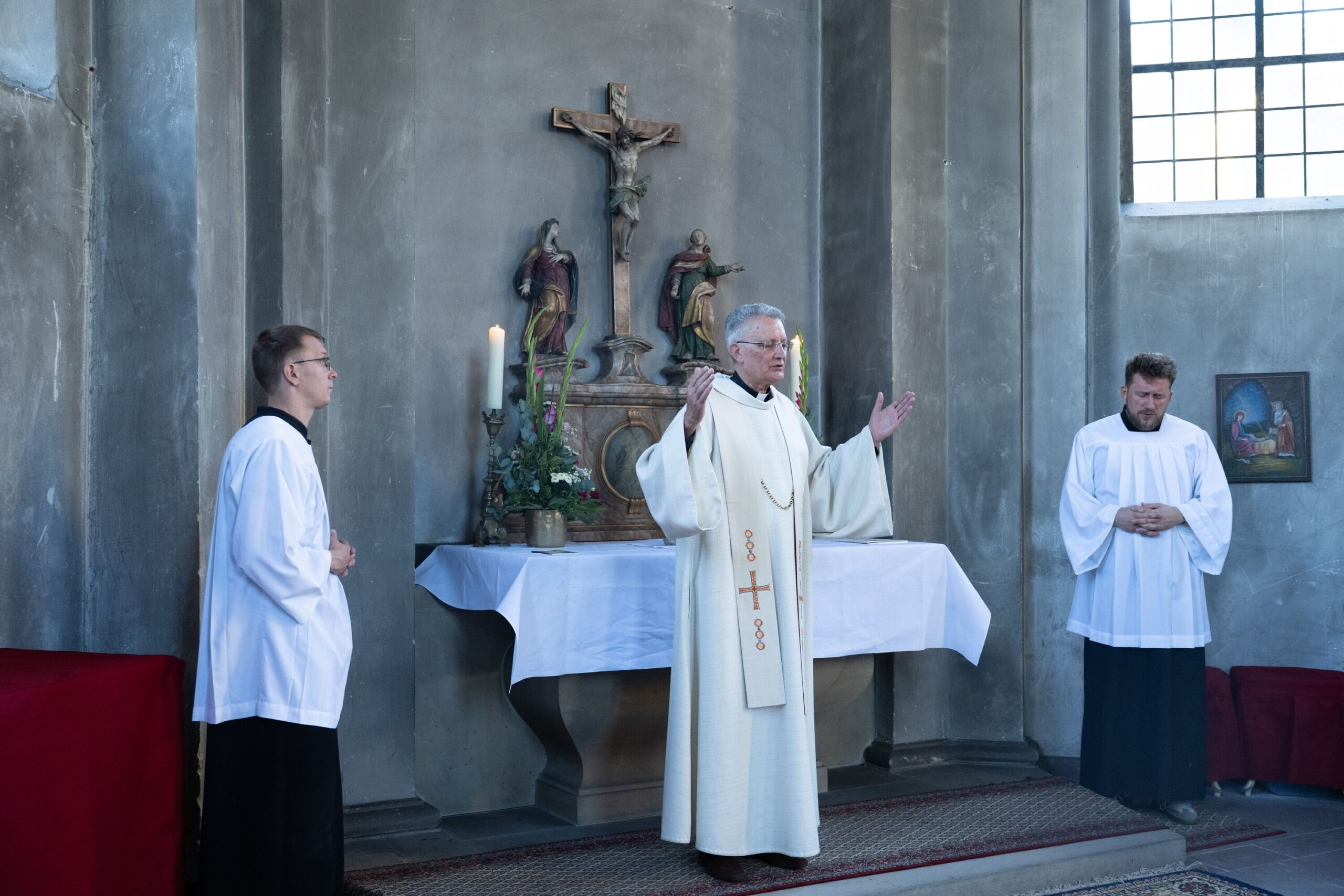 Dompropst Joachim Goebel am Altar während des Gottesdienstes der Marktbeschicker