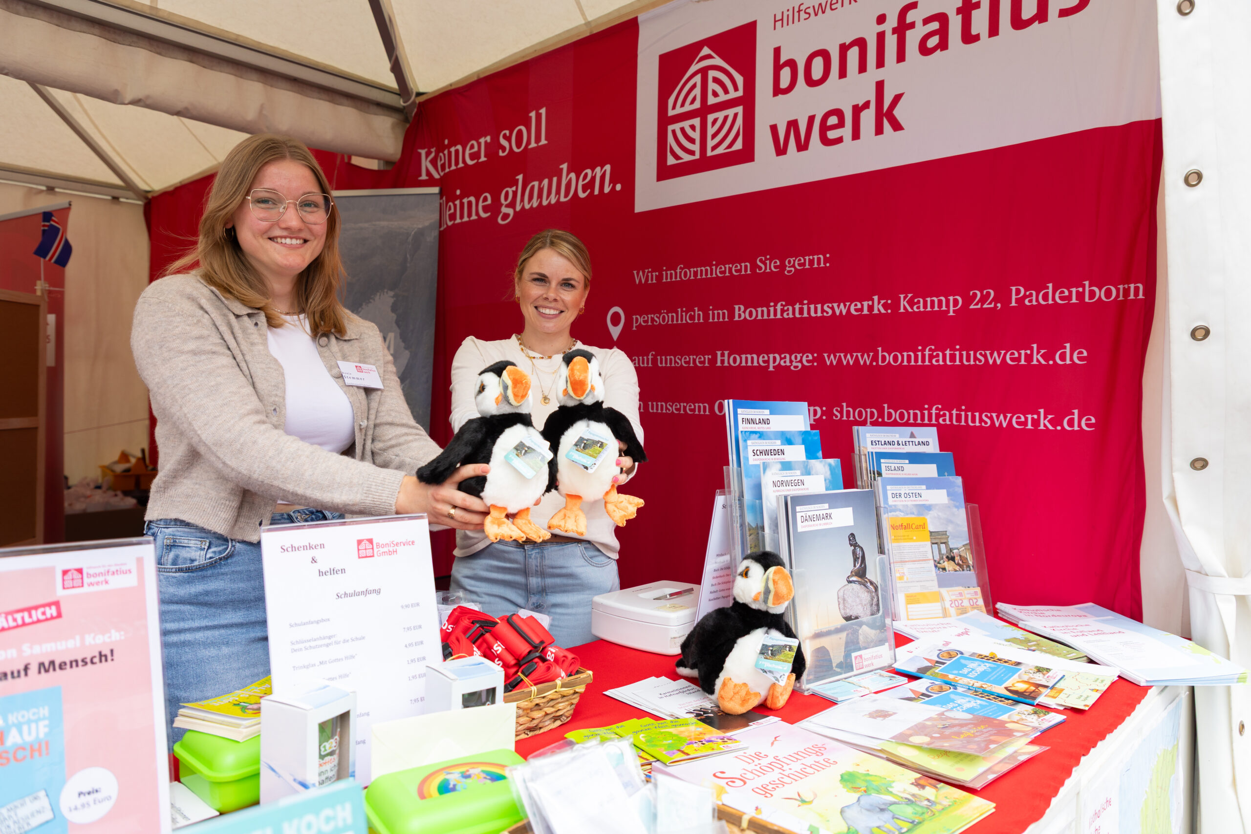 Das Bonifatiuswerk ist auch 2026 auf Libori wieder mit seinem Infostand an den Dom-Treppen vertreten. Im Bild: Ronja Stemmer und Sandra Morgott (v.l.).