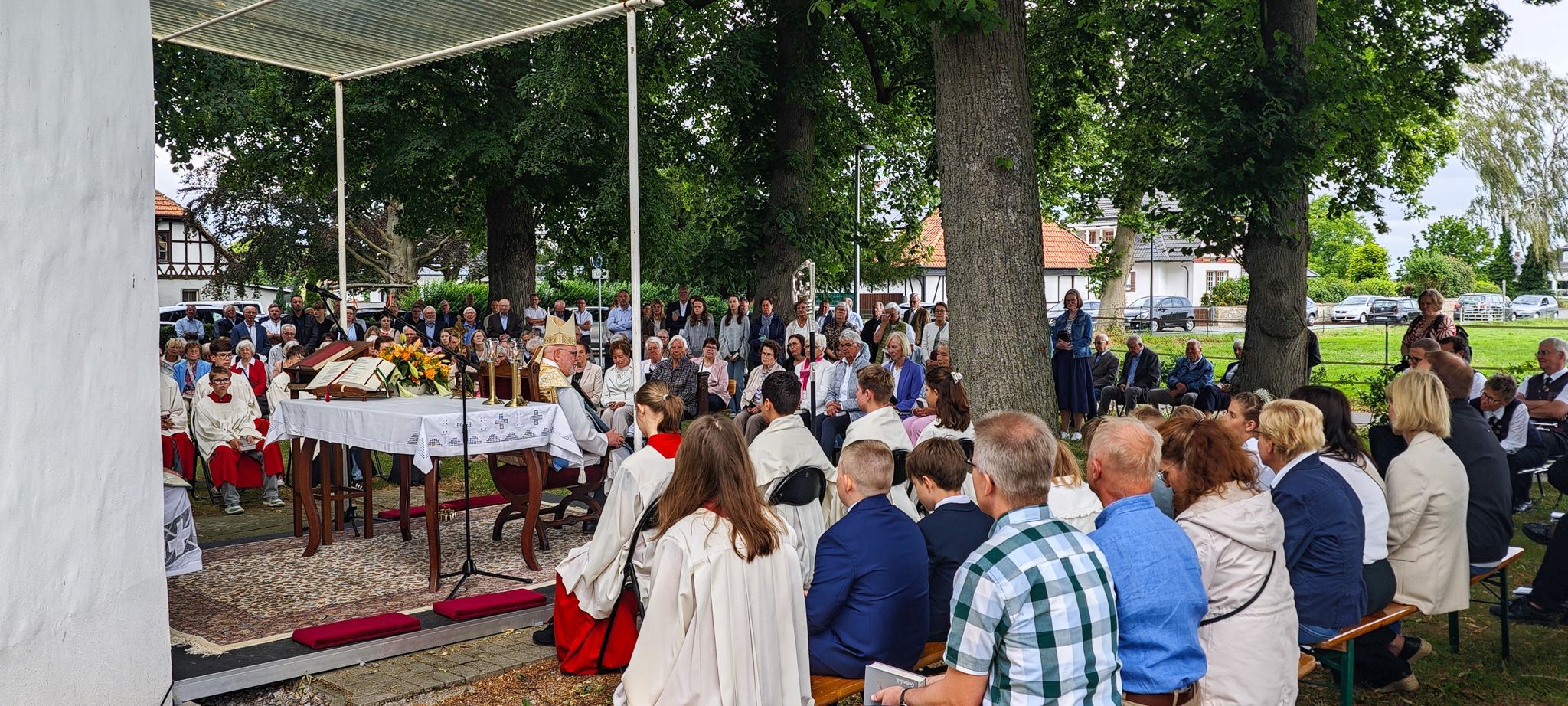Teilnehmende des Störmeder Lobetags feiern gemeinsam Gottesdienst und ziehen in Prozession zur Lobekapelle.