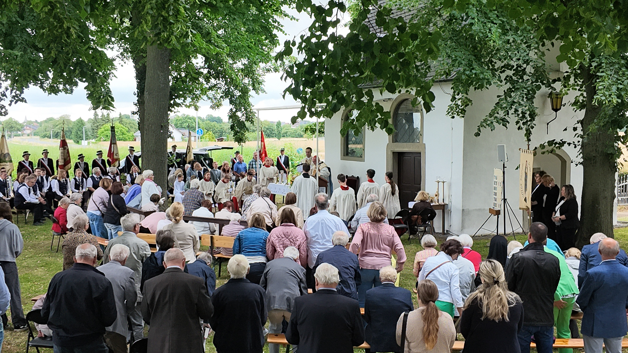 Teilnehmende des Störmeder Lobetags feiern gemeinsam Gottesdienst und ziehen in Prozession zur Lobekapelle.