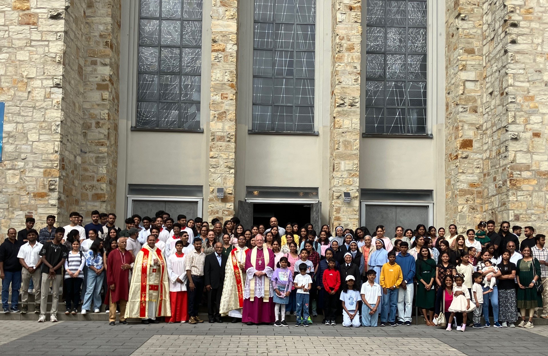 140 Gläubige verschiedener Generationen feierten in St. Georg die syro-malabarische Liturgie und erlebten Gemeinschaft in vertrauter Sprache und Tradition.