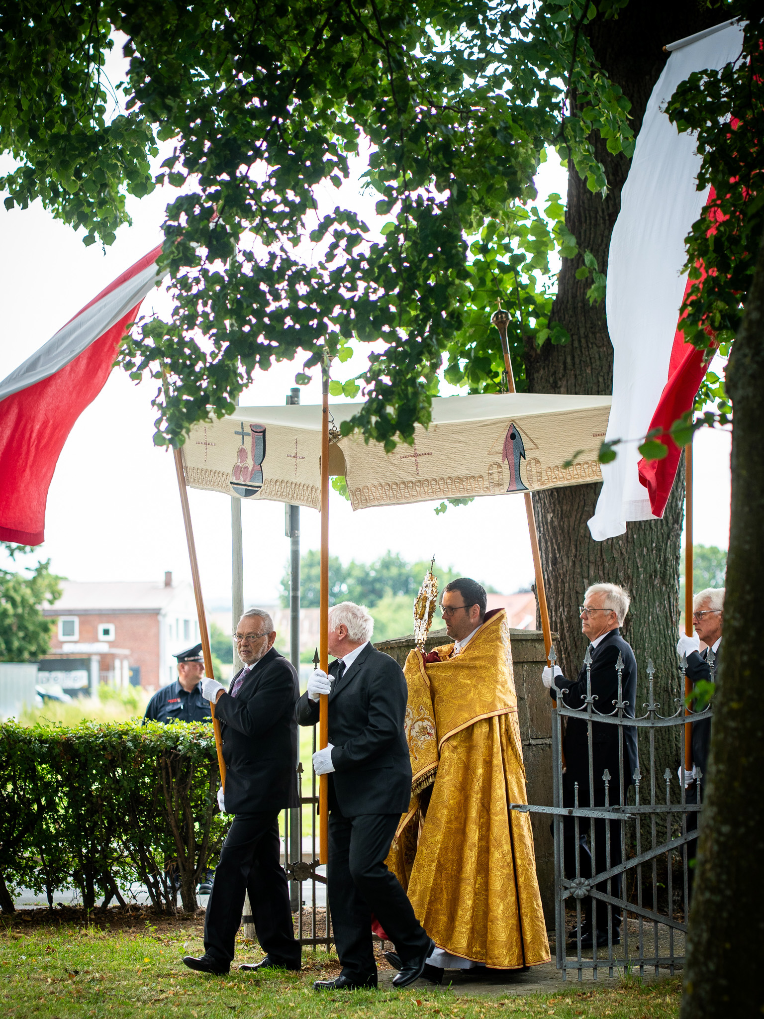 Teilnehmende des Störmeder Lobetags feiern gemeinsam Gottesdienst und ziehen in Prozession zur Lobekapelle.