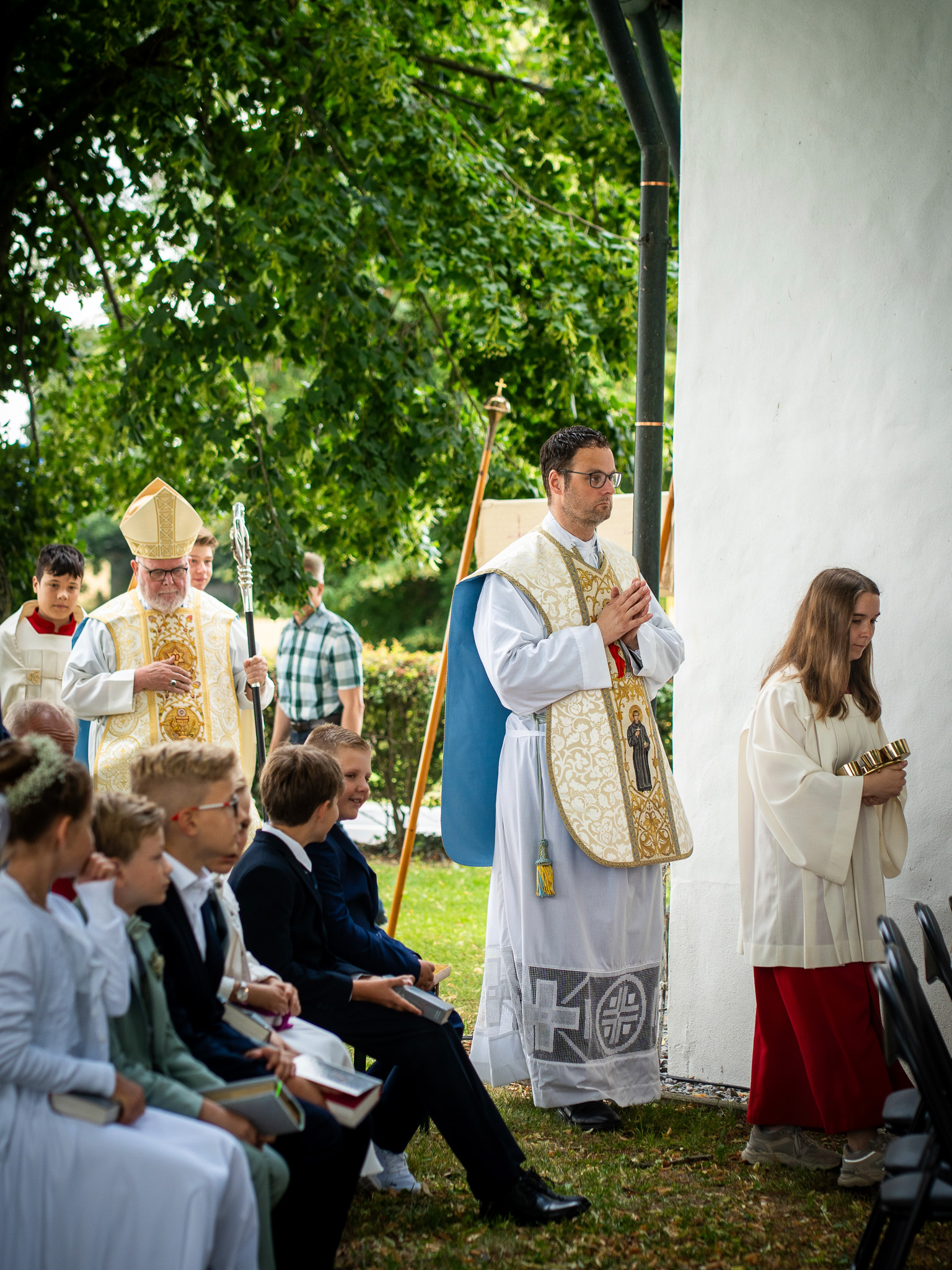 Teilnehmende des Störmeder Lobetags feiern gemeinsam Gottesdienst und ziehen in Prozession zur Lobekapelle.