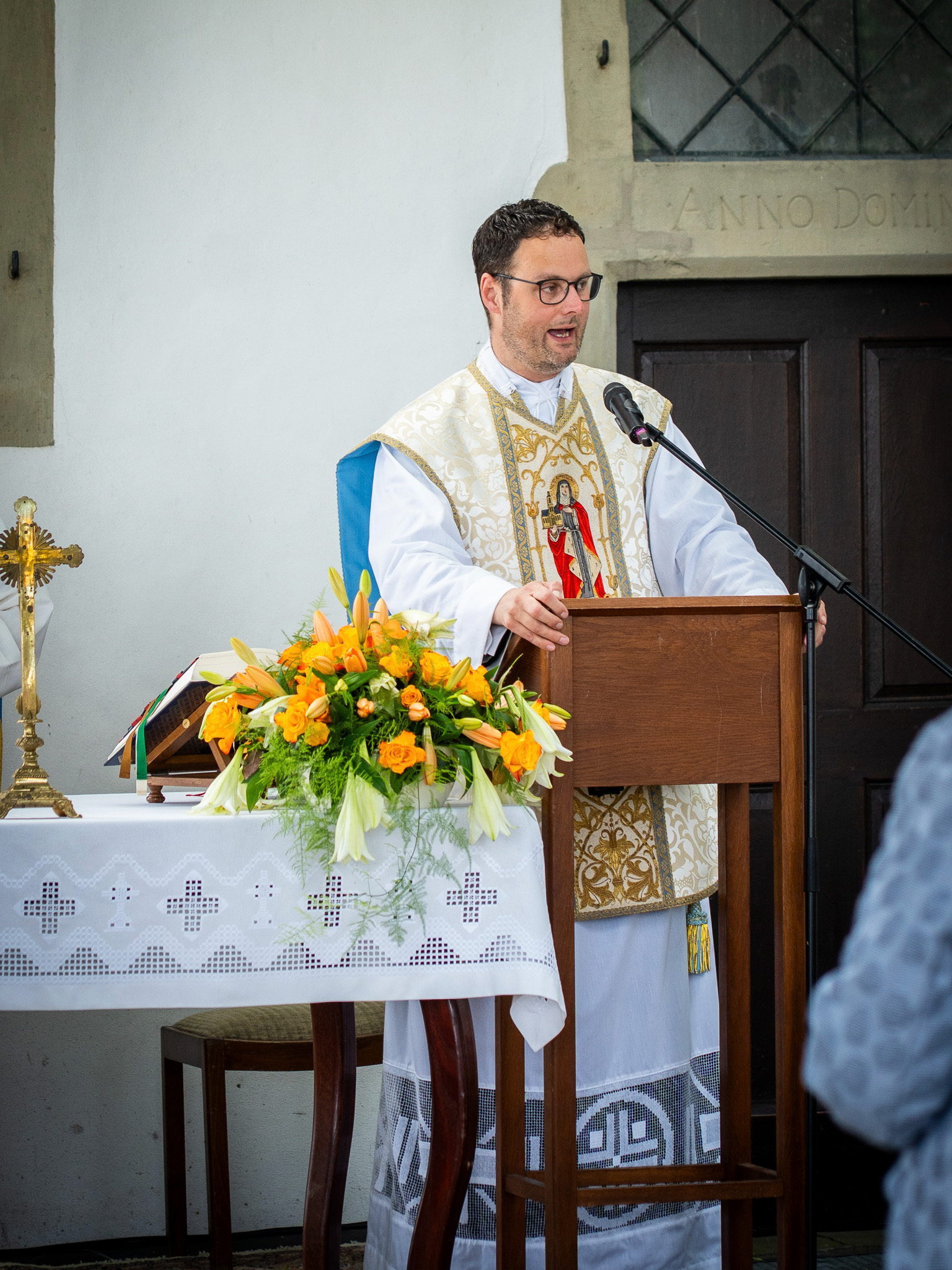Teilnehmende des Störmeder Lobetags feiern gemeinsam Gottesdienst und ziehen in Prozession zur Lobekapelle.