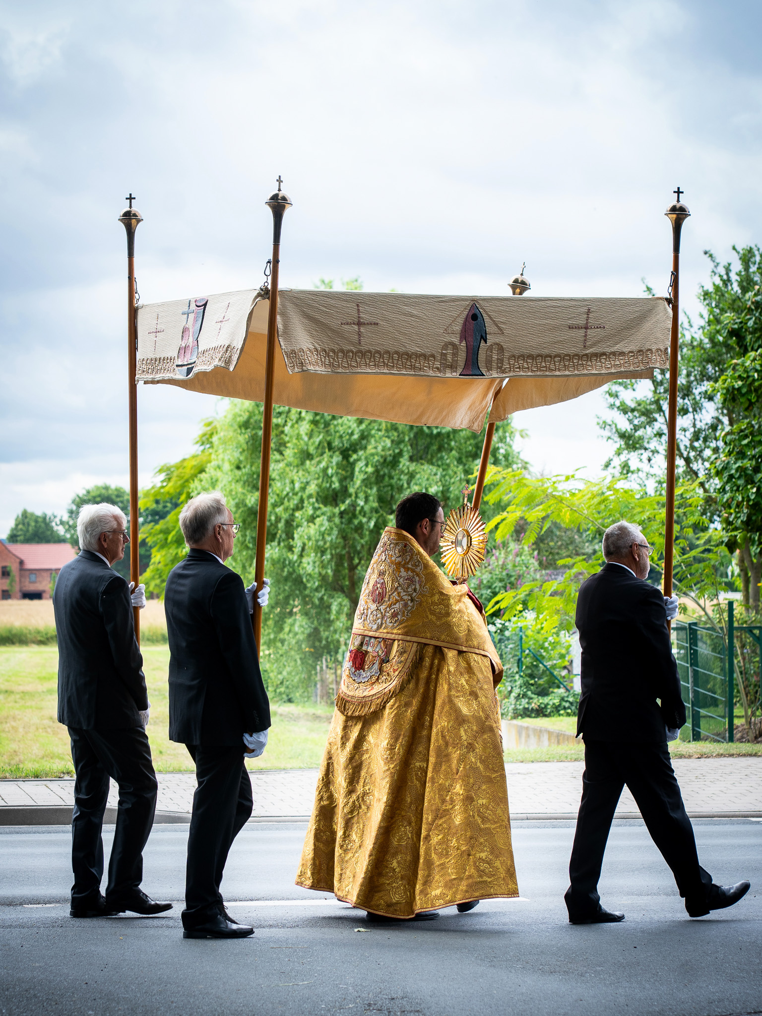 Teilnehmende des Störmeder Lobetags feiern gemeinsam Gottesdienst und ziehen in Prozession zur Lobekapelle.