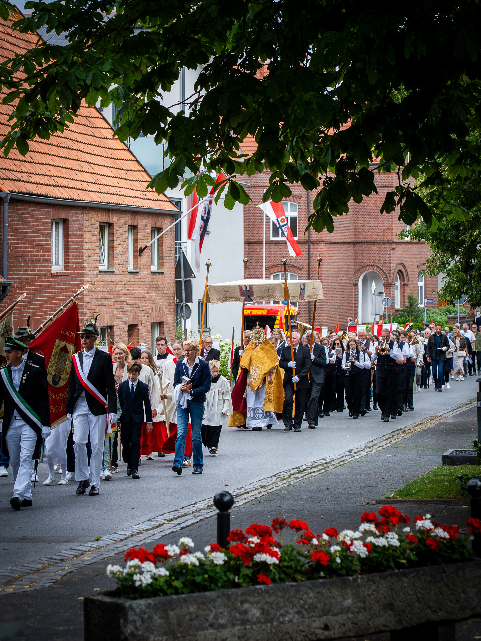 Teilnehmende des Störmeder Lobetags feiern gemeinsam Gottesdienst und ziehen in Prozession zur Lobekapelle.