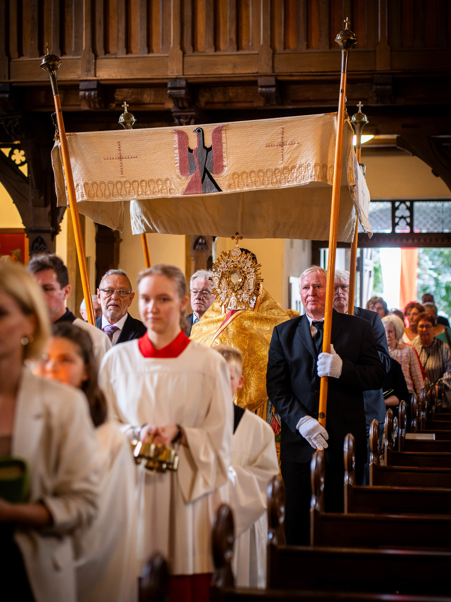 Teilnehmende des Störmeder Lobetags feiern gemeinsam Gottesdienst und ziehen in Prozession zur Lobekapelle.