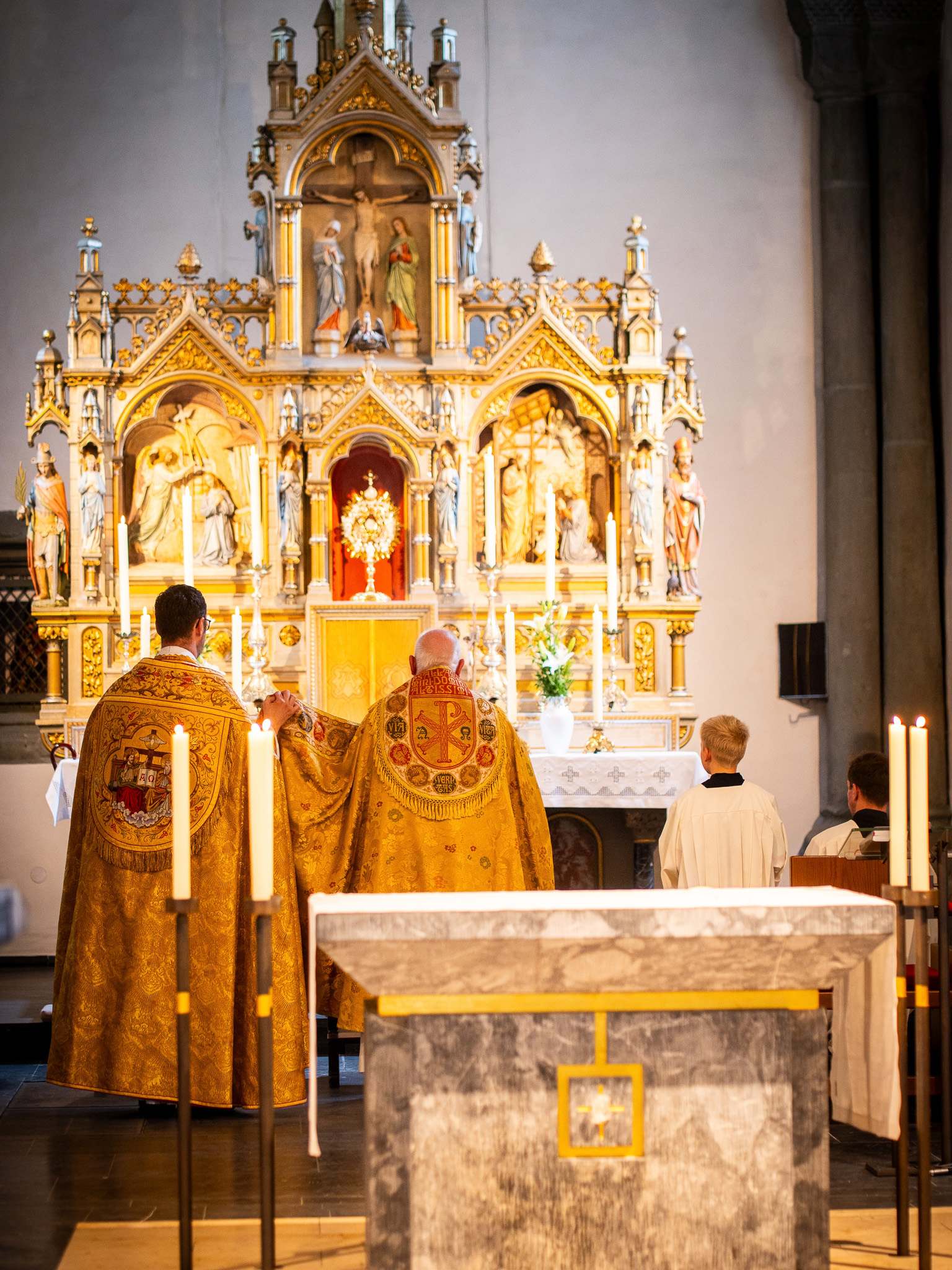 Teilnehmende des Störmeder Lobetags feiern gemeinsam Gottesdienst und ziehen in Prozession zur Lobekapelle.