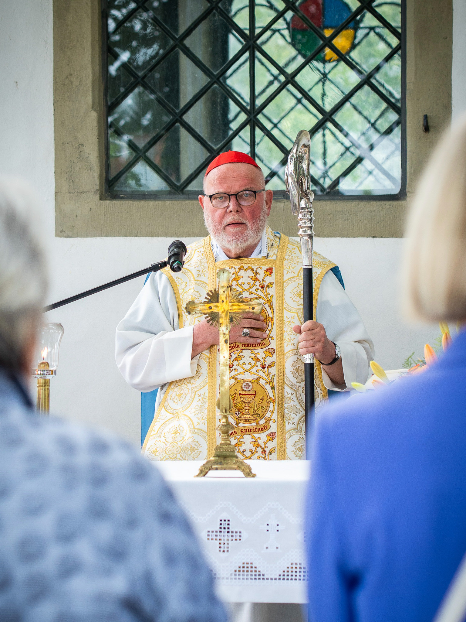 Teilnehmende des Störmeder Lobetags feiern gemeinsam Gottesdienst und ziehen in Prozession zur Lobekapelle.