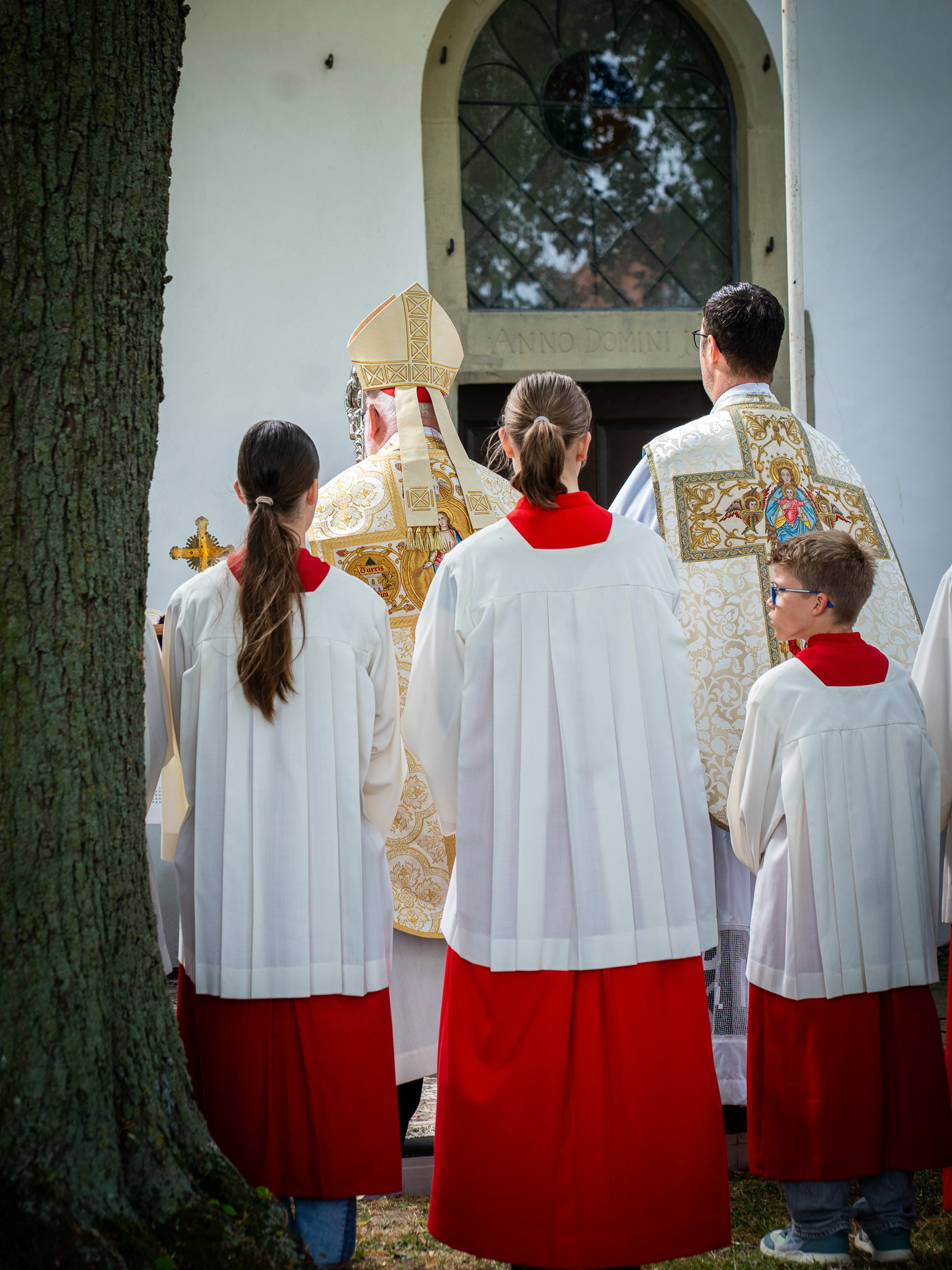 Teilnehmende des Störmeder Lobetags feiern gemeinsam Gottesdienst und ziehen in Prozession zur Lobekapelle.