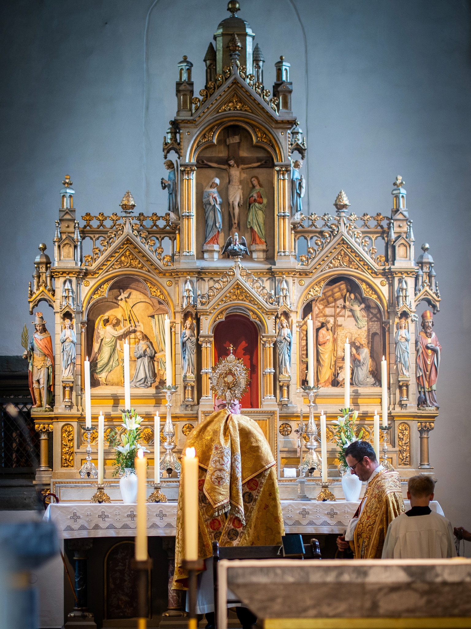 Teilnehmende des Störmeder Lobetags feiern gemeinsam Gottesdienst und ziehen in Prozession zur Lobekapelle.