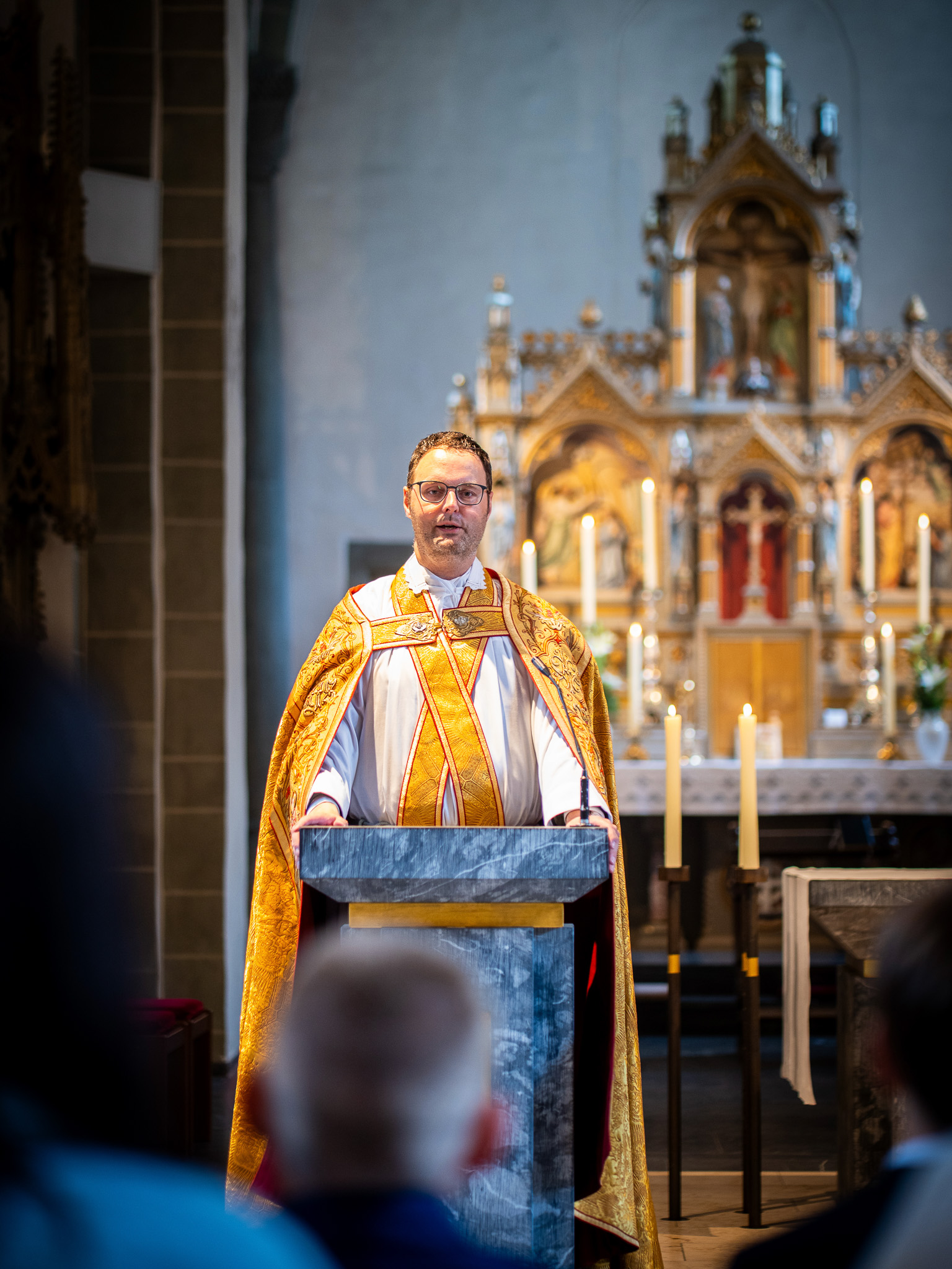 Teilnehmende des Störmeder Lobetags feiern gemeinsam Gottesdienst und ziehen in Prozession zur Lobekapelle.