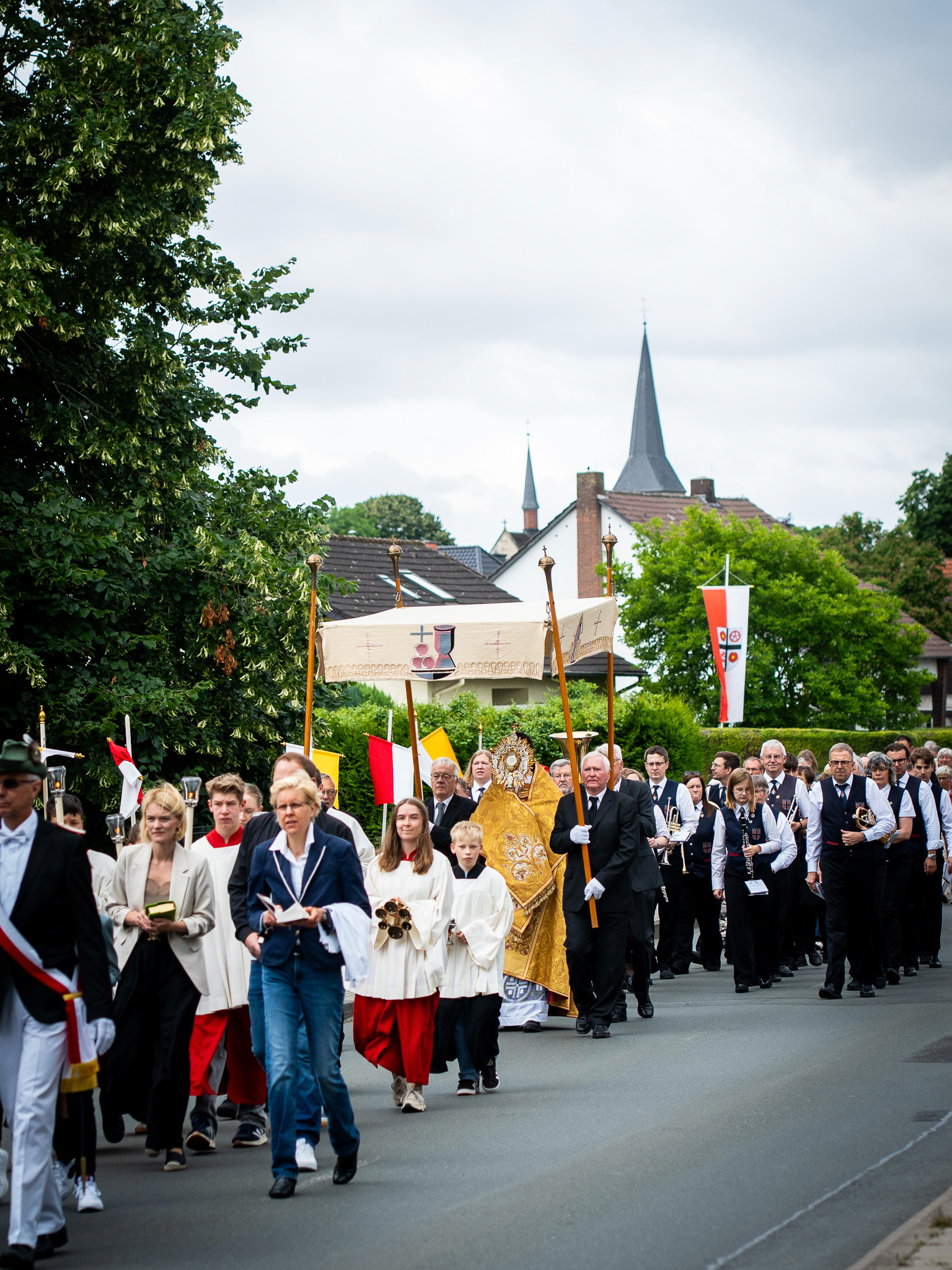 Teilnehmende des Störmeder Lobetags feiern gemeinsam Gottesdienst und ziehen in Prozession zur Lobekapelle.