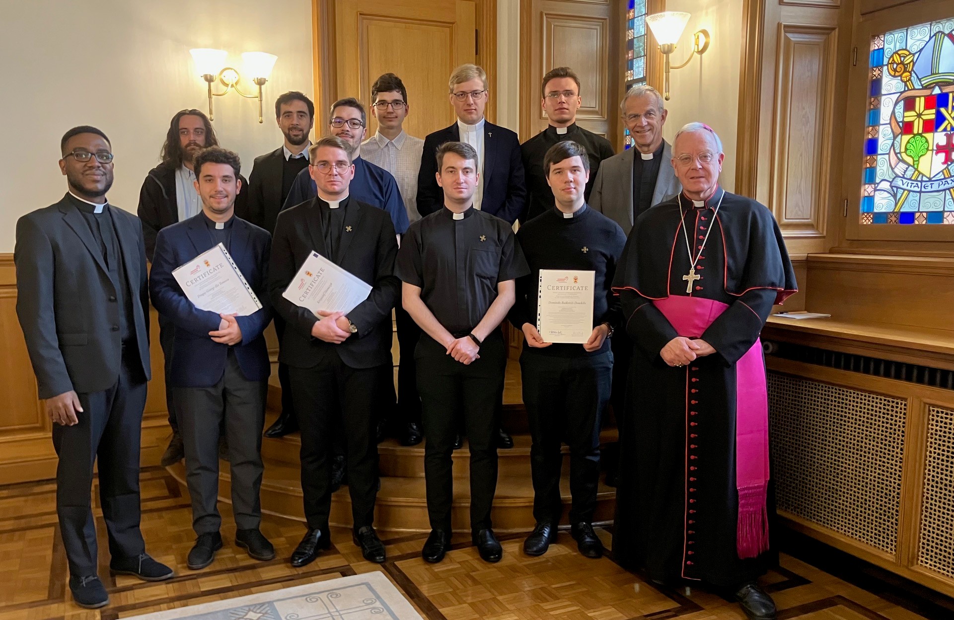 Weihbischof König überreichte den Seminaristen zum Abschluss der Internationalen Sozialakademie ihre Zertifikate. In Ružomberok und Paderborn hatten sie sich drei Wochen lang mit christlicher Sozialethik und gesellschaftlicher Verantwortung beschäftigt.