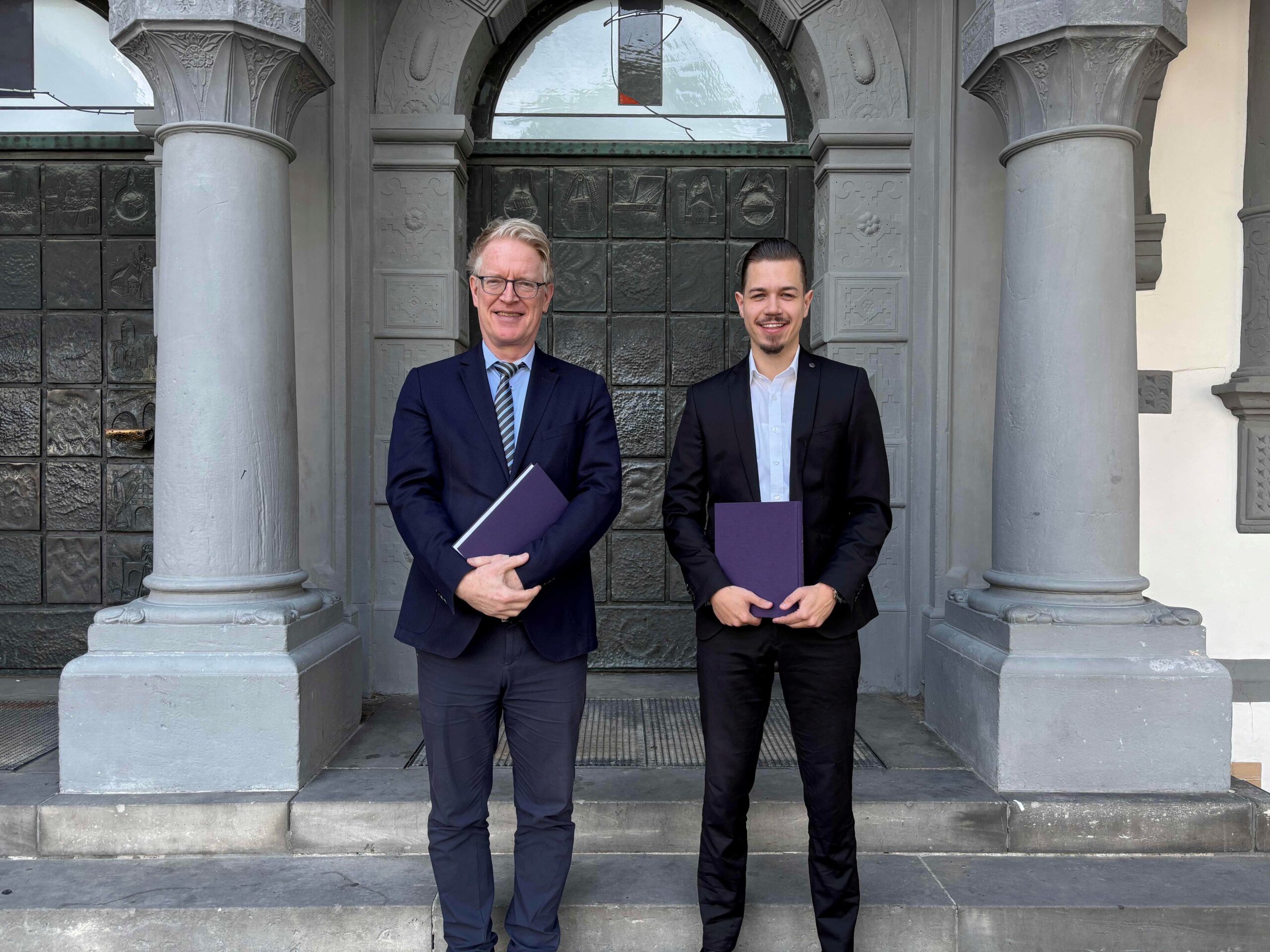 Prof. Dr. Volker de Vry (links) zusammen mit Jan Helmig