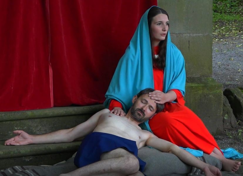 An der Kapelle mit der Pietà erzählt eine Großmutter von der Rolle ihrer Enkelin.
