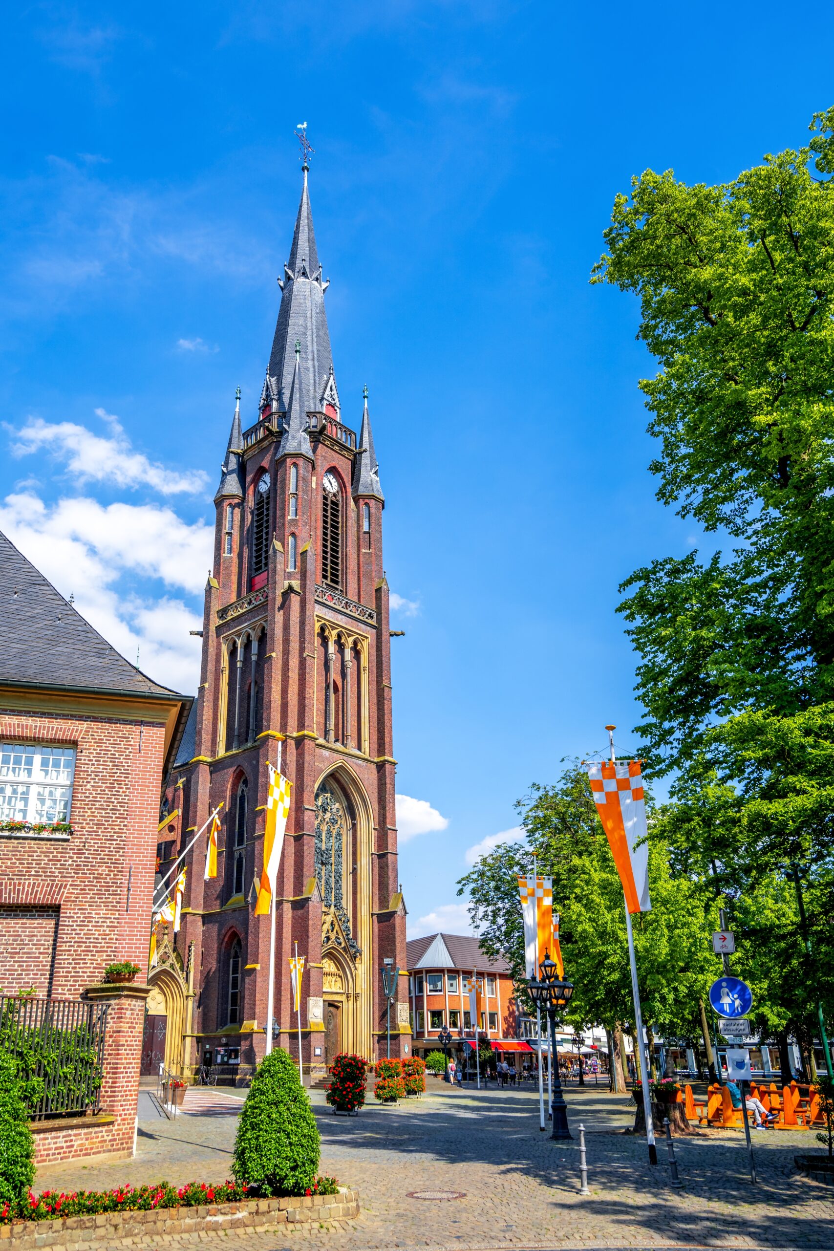 Foto der Marienbasilika mit Turm. Sie gehört zu den zentralen Orten des Marienwallfahrtsortes Kevelaer.