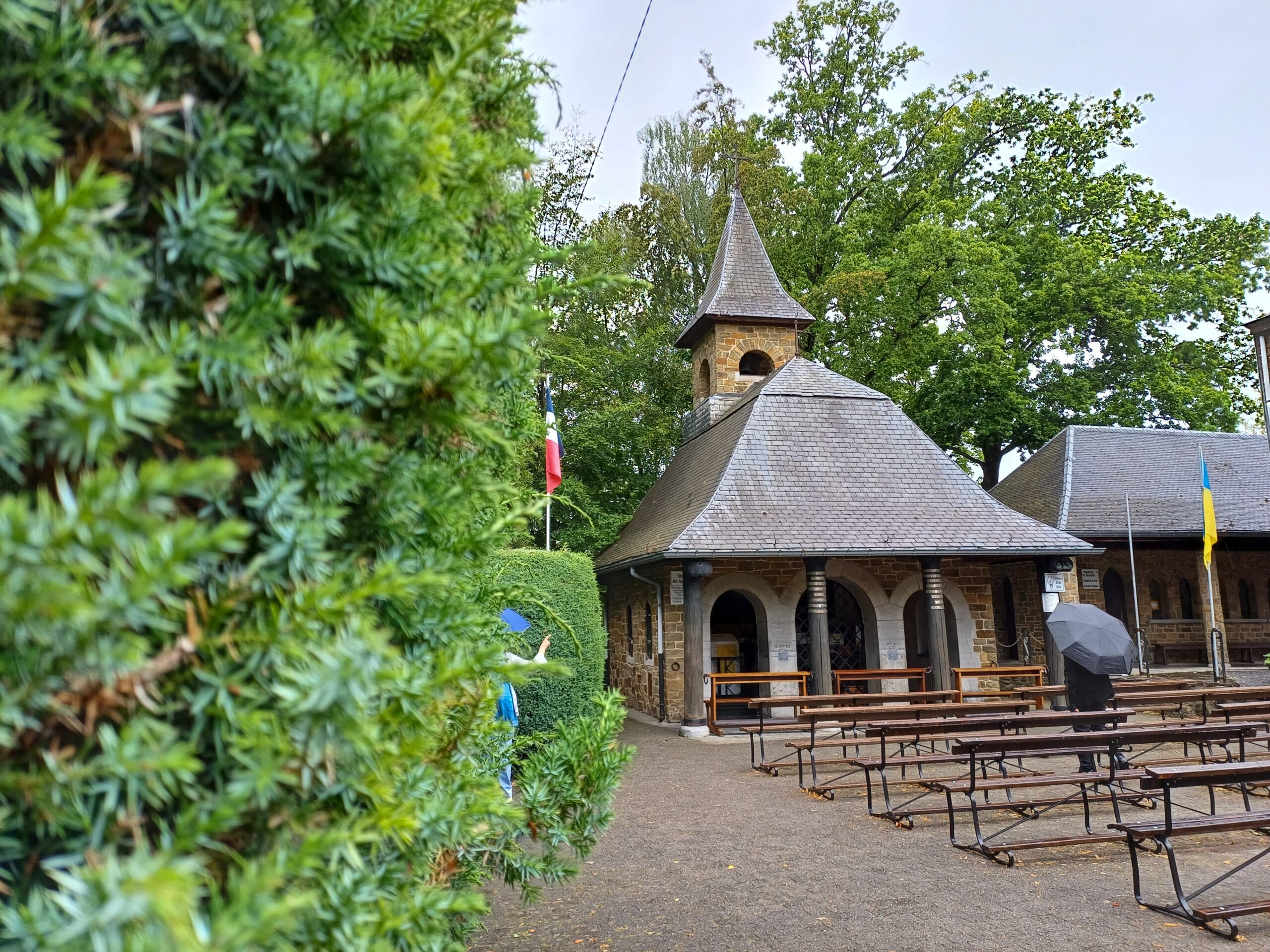 Kapelle und Gebetsbänke am Marienheiligtum Banneux in Belgien.