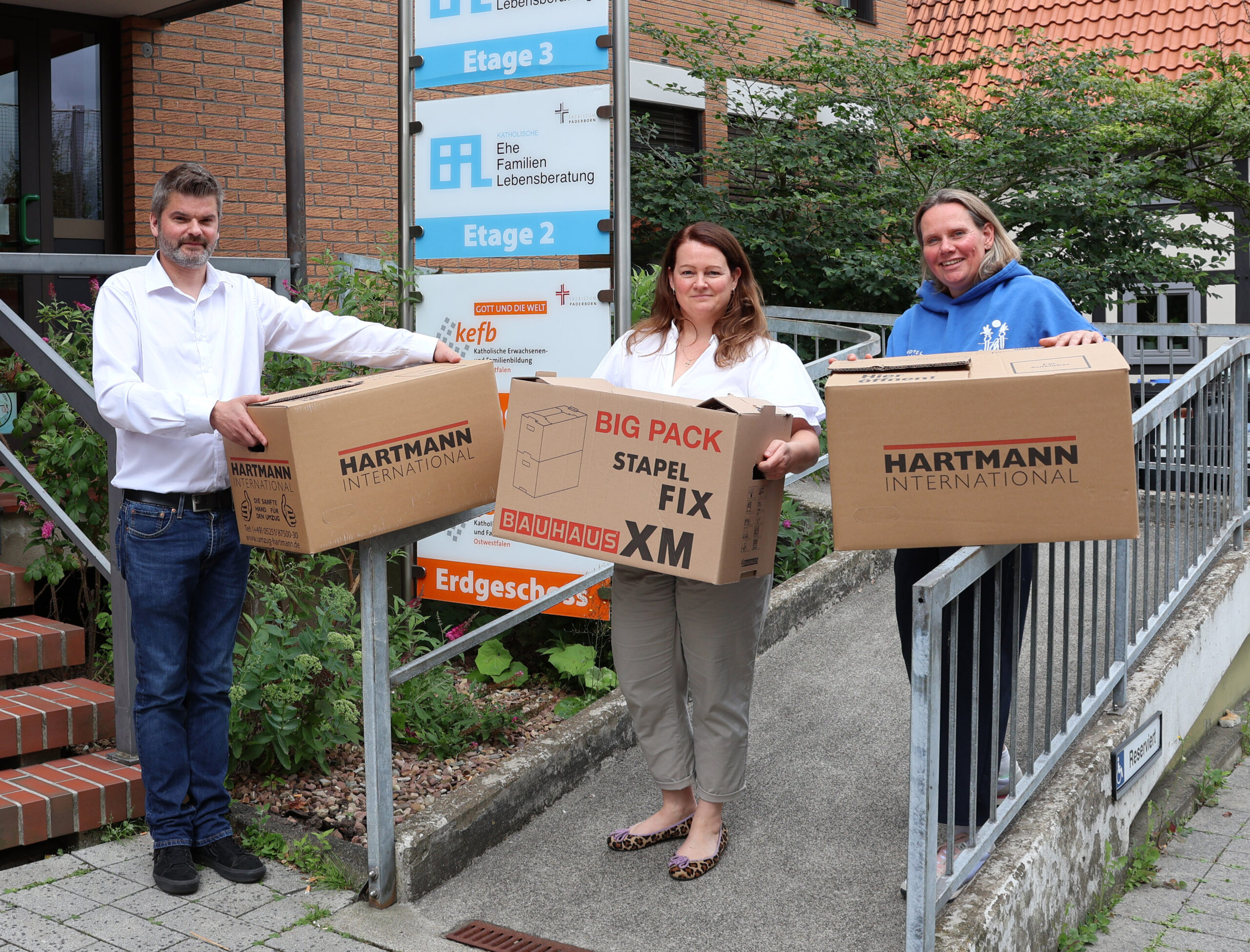 Die letzten Umzugskartons sind aus Bielefeld in Paderborn eingetroffen. Daniel Burghardt, Julia Engels und Anne Jungkamp (v. l.) haben sie in Empfang genommen.
