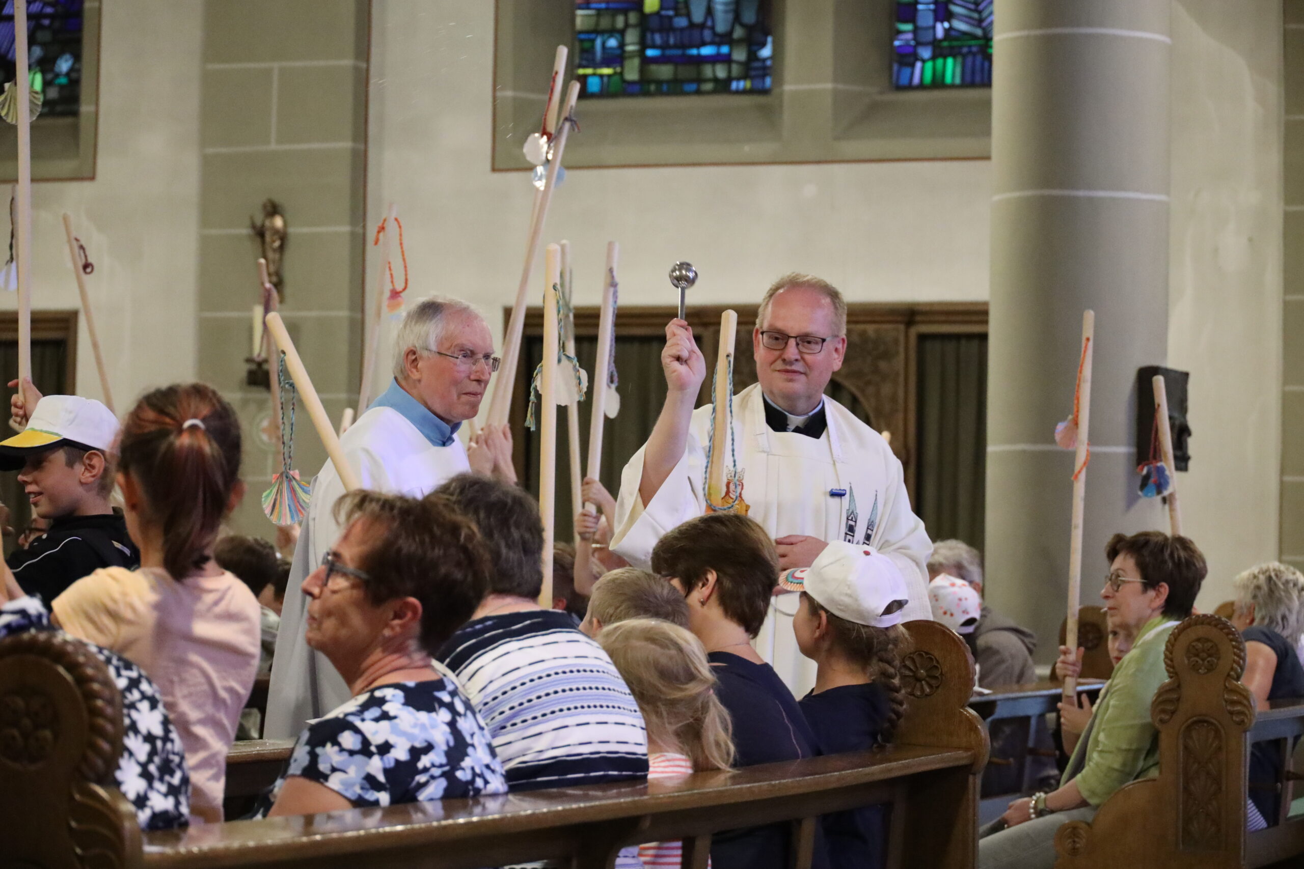 Foto: Auch bei der fünften Großeltern-Enkel-Wallfahrt im Wallfahrtsort Werl steht Begegnung im Vordergrund – Begegnung von jung und alt – und mit Gott.