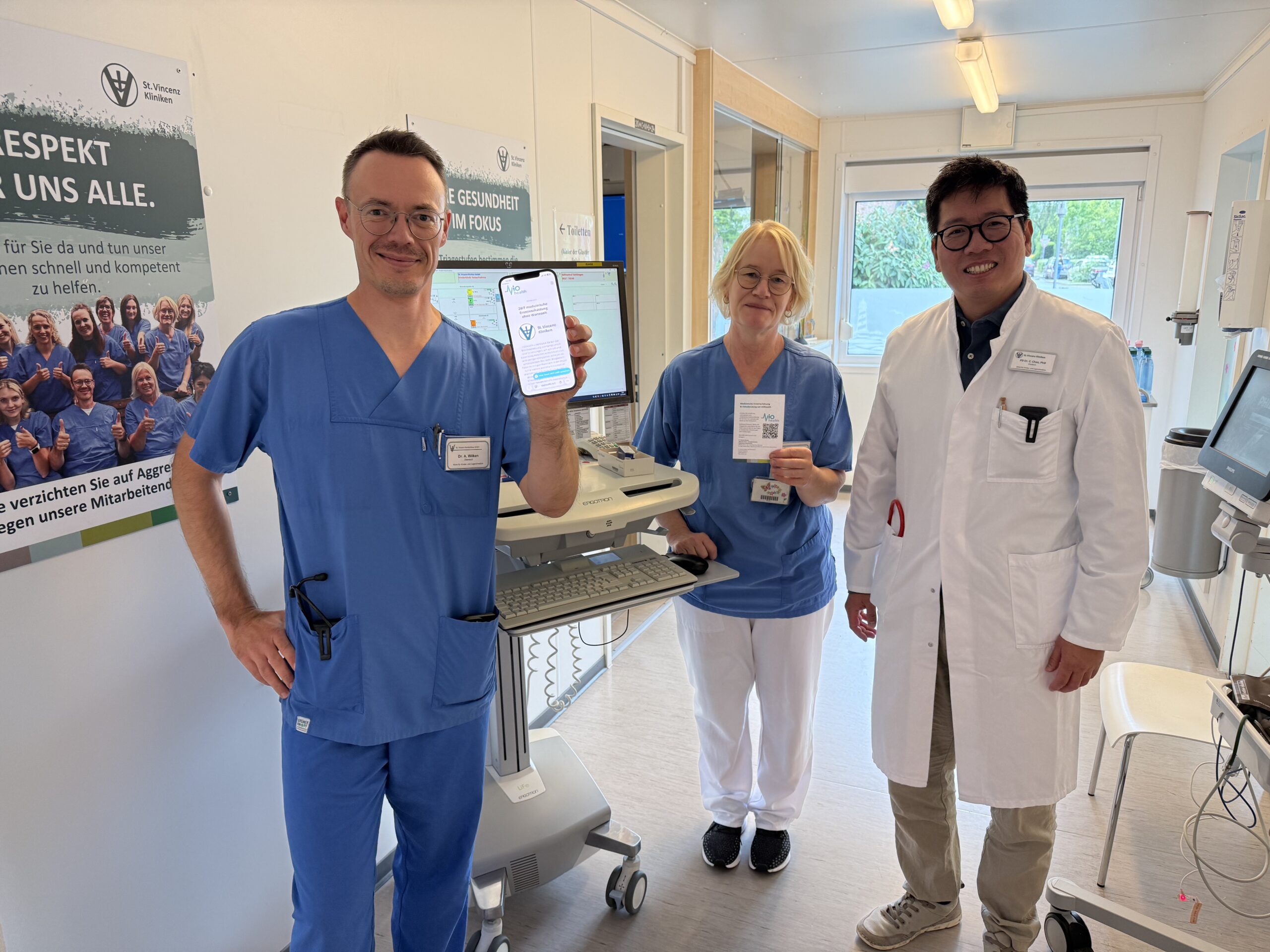 (v. l.) Digitale Unterstützung für Familien: Dr. André Wilken, Ute Davidhaimann und PD Dr. Cho-Ming Chao und setzen in der Kinder-Notaufnahme der St. Louise-Frauen- und Kinderklinik gemeinsam mit VIOhealth auf neue Wege in der Kinder-Notfallversorgung.
