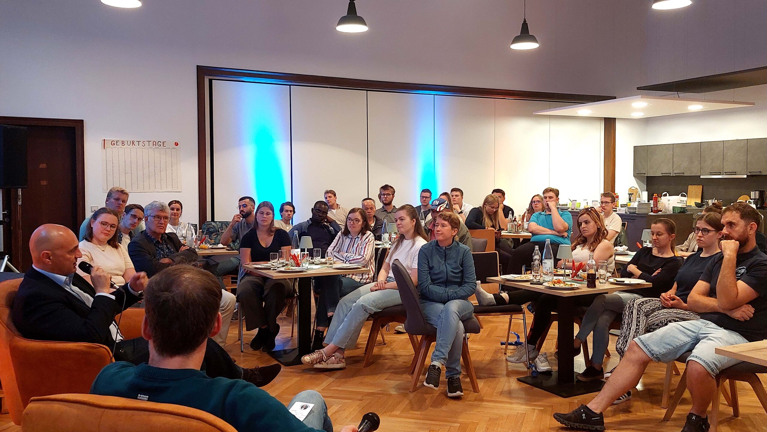 Rund 60 Studierende und Gäste haben beim Semesterabschluss der Katholischen Hochschulgemeinde (KHG) Dortmund mit Oberbürgermeister Alexander Kalouti diskutiert. Foto: Victoria Issinger / KHG-Dortmund