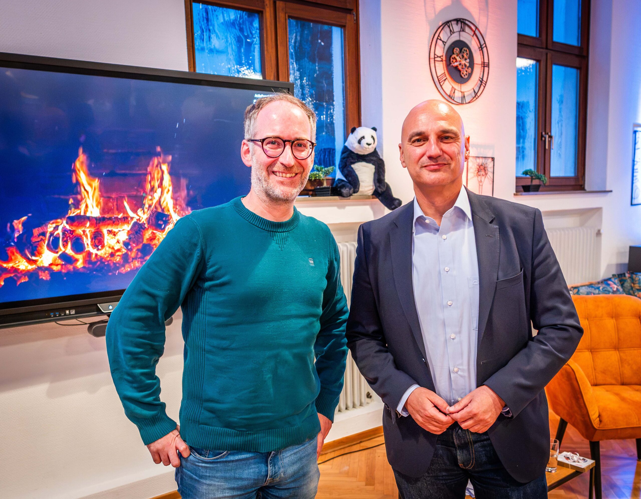 Beim Semesterabschluss der Katholischen Hochschulgemeinde Dortmund stellte sich der Dortmunder Oberbürgermeister Alexander Kalouti (rechts) den Fragen der Studierenden, die Studierendenpfarrer Dr. Simon Schwamborn (links) sammelte. Foto: Stadt Dortmund / Stephan Schütze