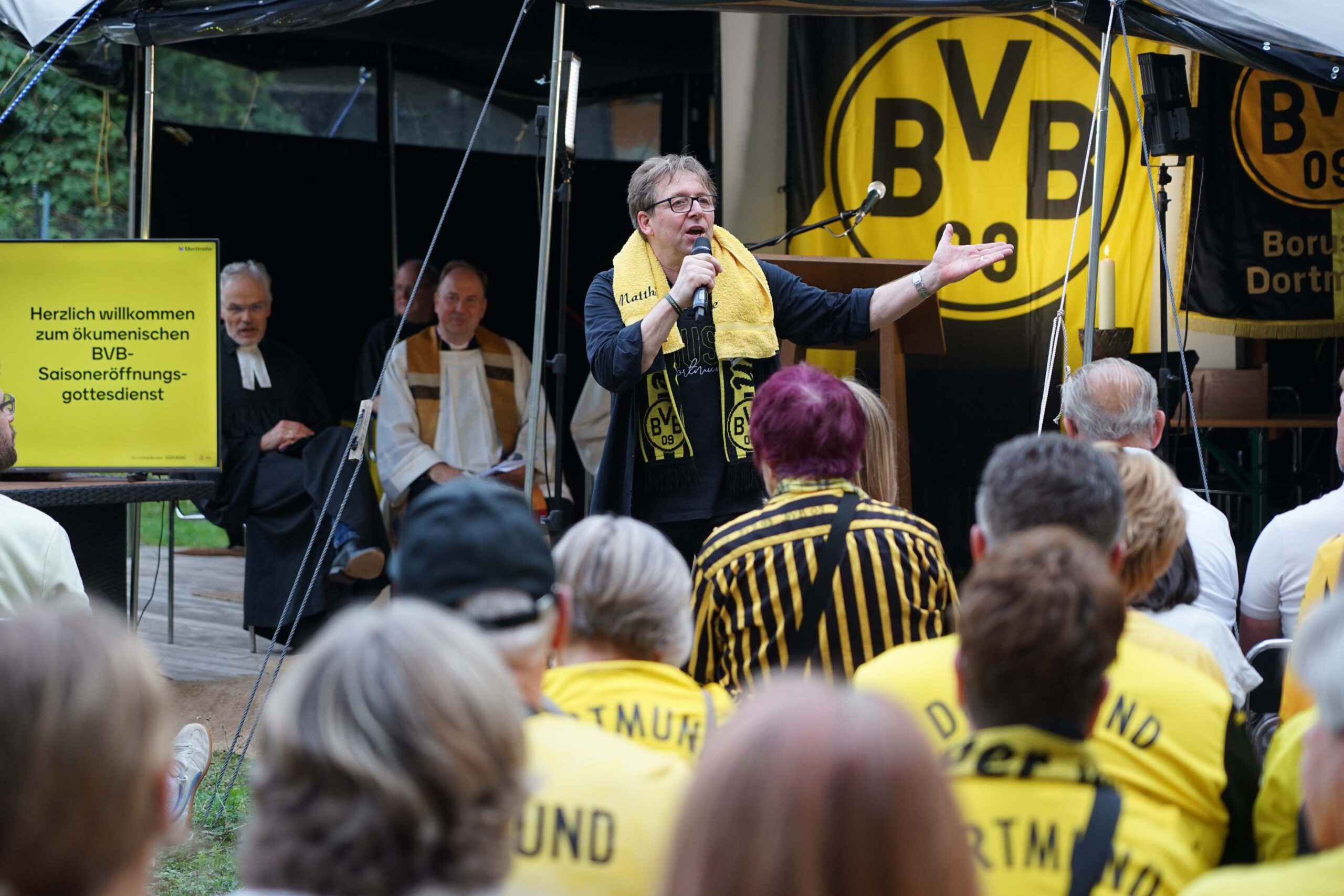 Fangesänge und Hymnen: Musikalisch wurde der Gottesdienst erneut von Matthias „Kasche“ Kartner begleitet. Foto: Michael Bodin / Erzbistum Paderborn
