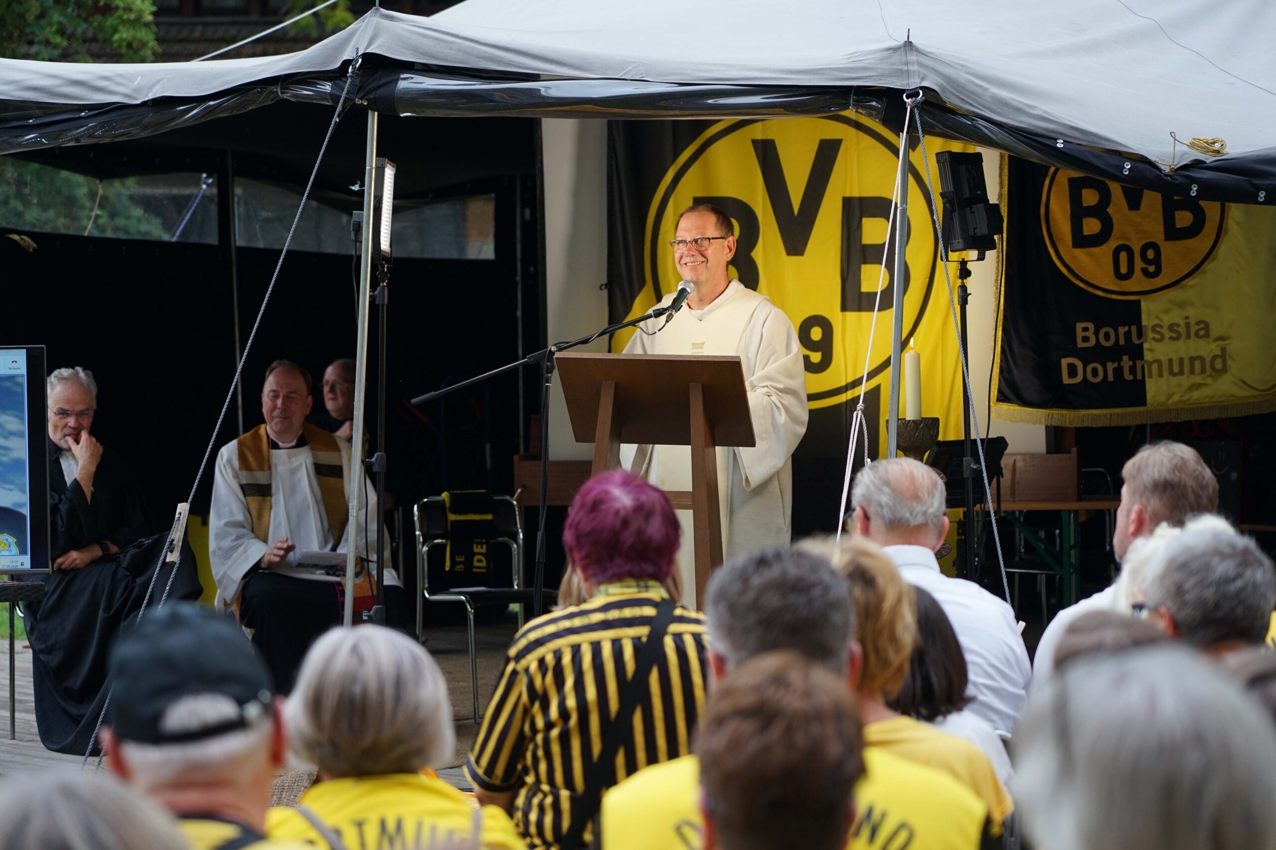 Gemeindereferent Karsten Haug begrüßte die Fans zum Ökumenischen BVB-Saisoneröffnungsgottesdienst an der BVB-Gründerkirche in Dortmund. Foto: Michael Bodin / Erzbistum Paderborn