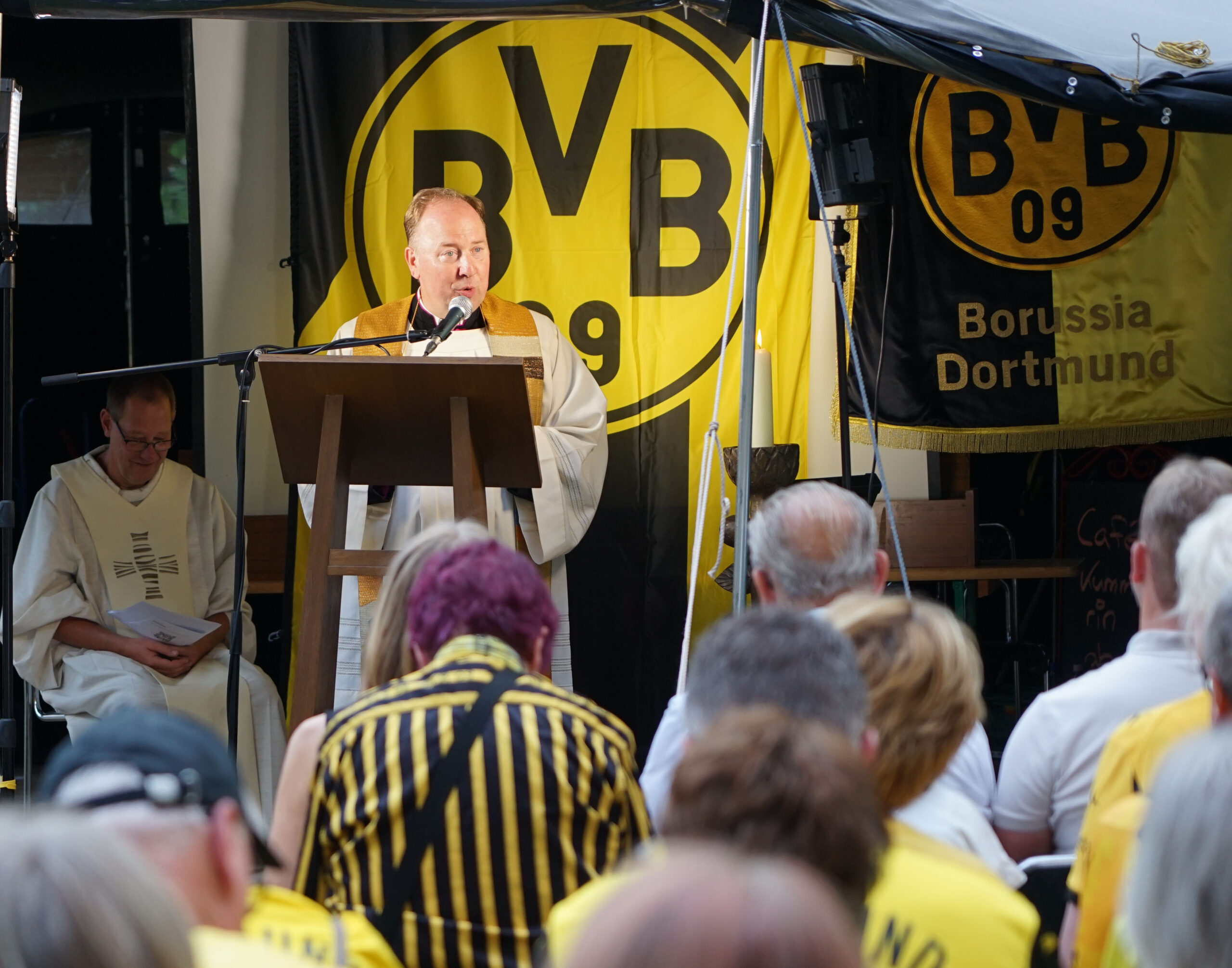 Monsignore Robert Kleine, Stadtdechant von Köln, sprach in Dortmund über das, was Menschen und Vereine über Grenzen und Rivalitäten hinweg verbinden kann. Foto: Michael Bodin / Erzbistum Paderborn