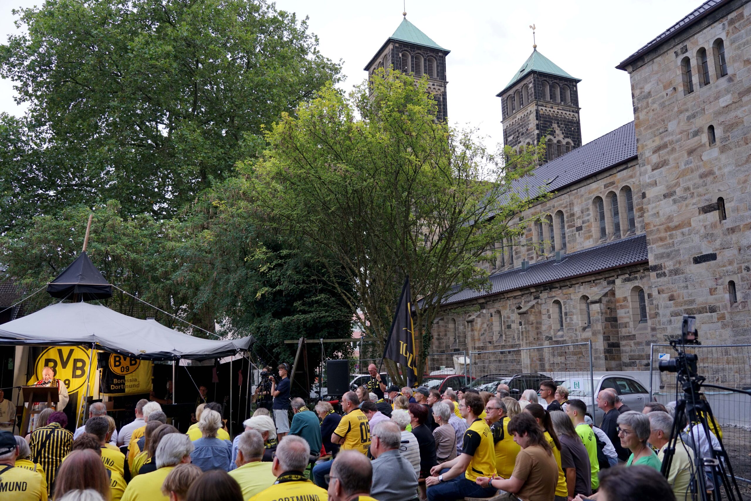 Die Beteiligung der Fans am Ökumenischen BVB-Saisoneröffnungsgottesdienst an der BVB-Gründerkirche, der Dreifaltigkeitskirche in Dortmund, war diesmal besonders groß. Foto: Michael Bodin / Erzbistum Paderborn